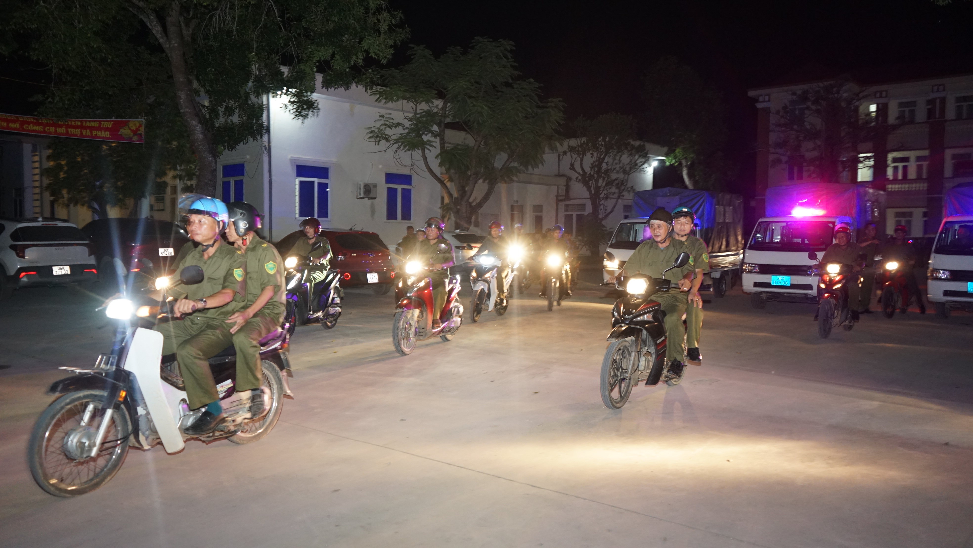 Công an xã Hợp Tiến ra quân tổng kiểm tra, kiểm soát hành chính ban đêm phục vụ phòng ngừa, trấn áp tội phạm