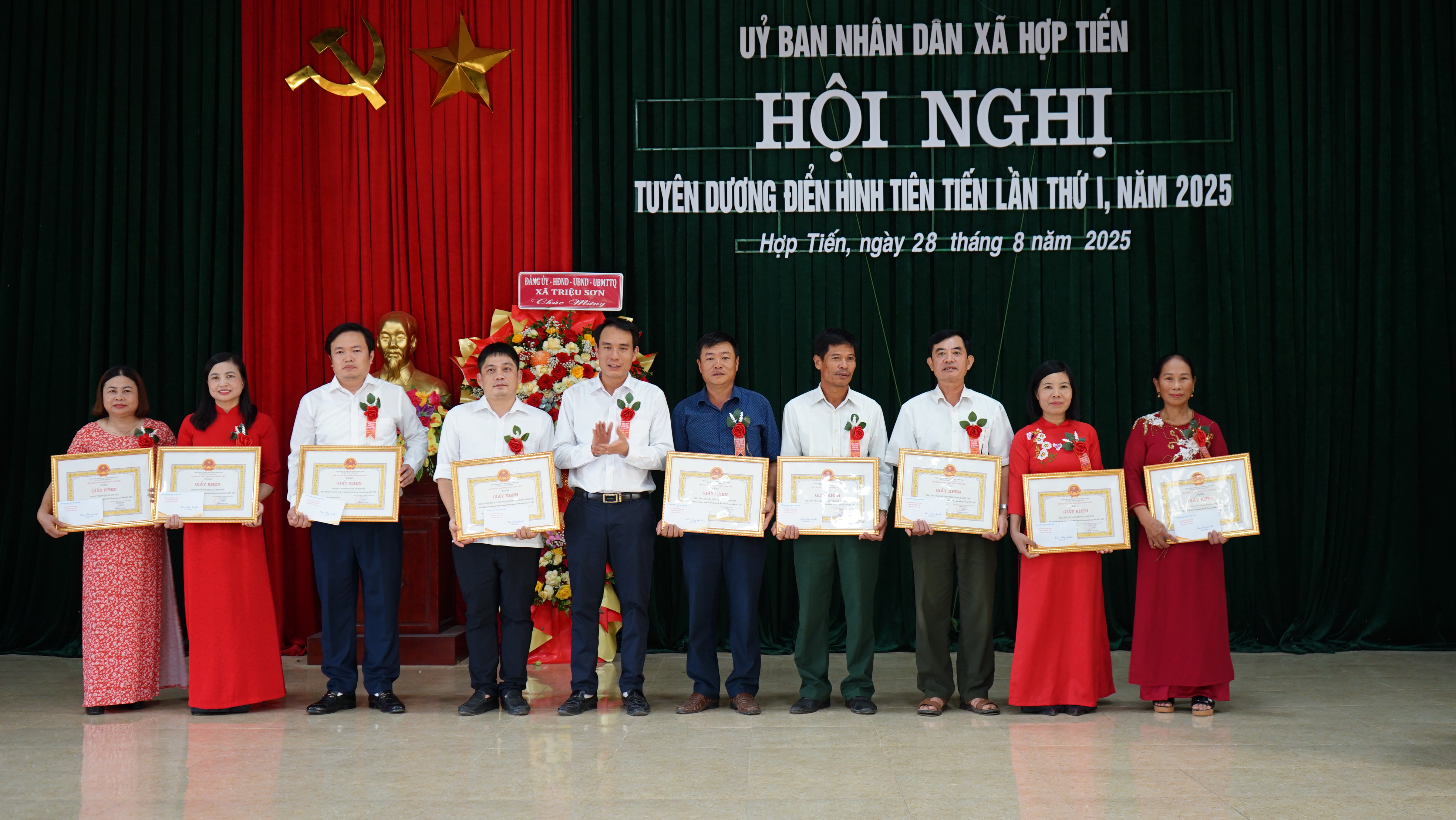 Xã Hợp Tiến tổ chức Hội nghị tuyên dương điển hình tiên tiến lần thứ nhất năm 2025