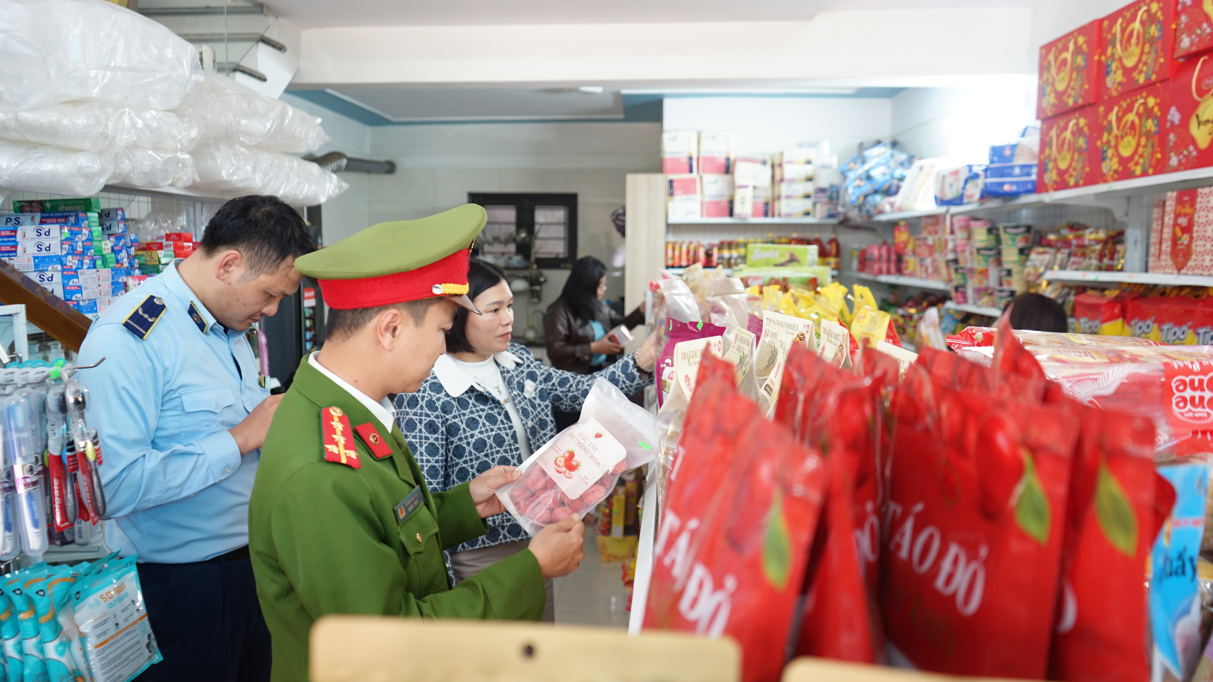 Đoàn kiểm tra liên ngành xã Hợp Tiến kiểm tra công tác An toàn thực phẩm Tết Bính Ngọ và lễ hội mùa xuân năm 2026