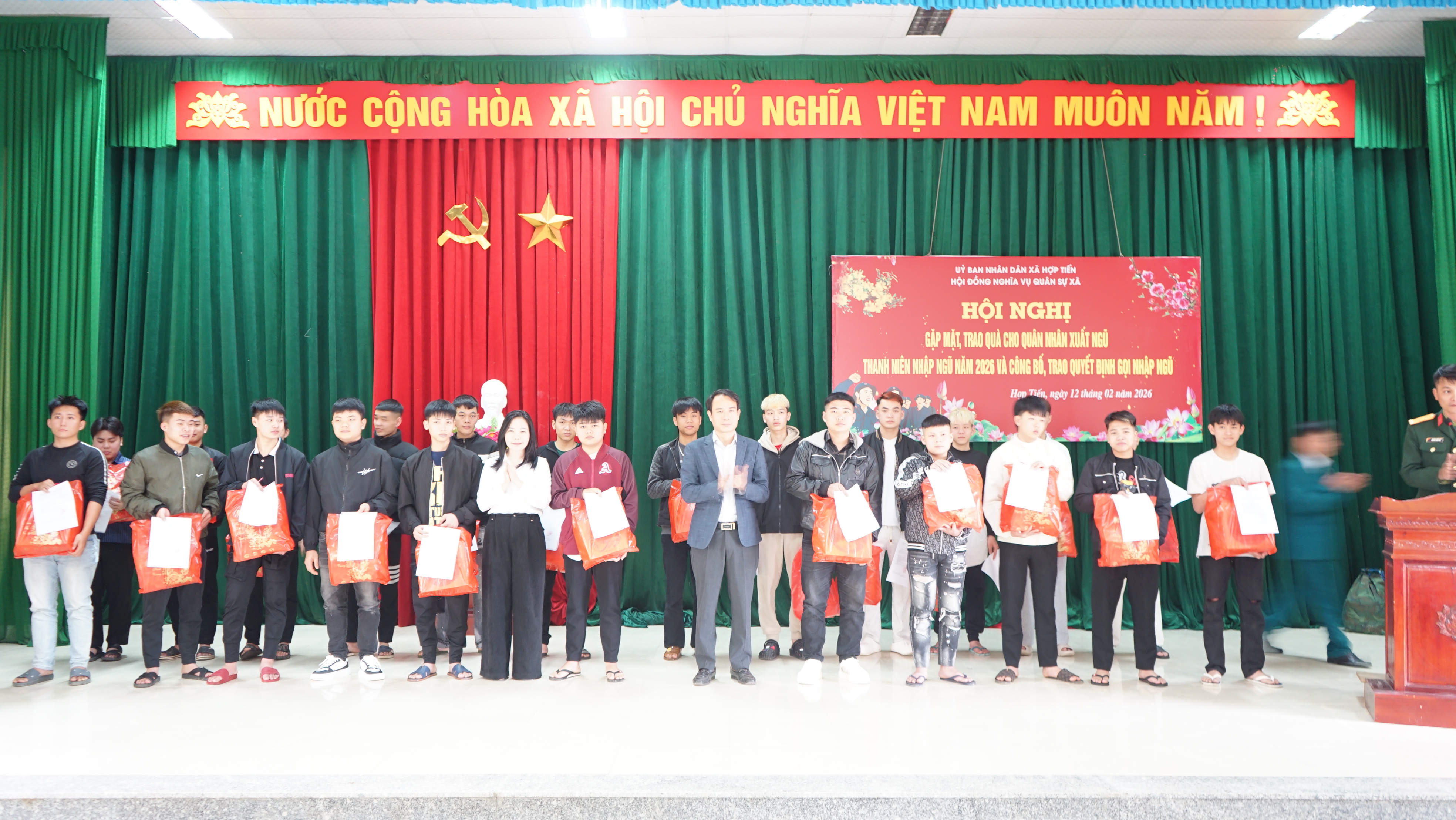 Hội nghị gặp mặt, trao quà cho quân nhân xuất ngũ, thanh niên nhập ngũ năm 2026 và công bố Quyết định gọi nhập ngũ.