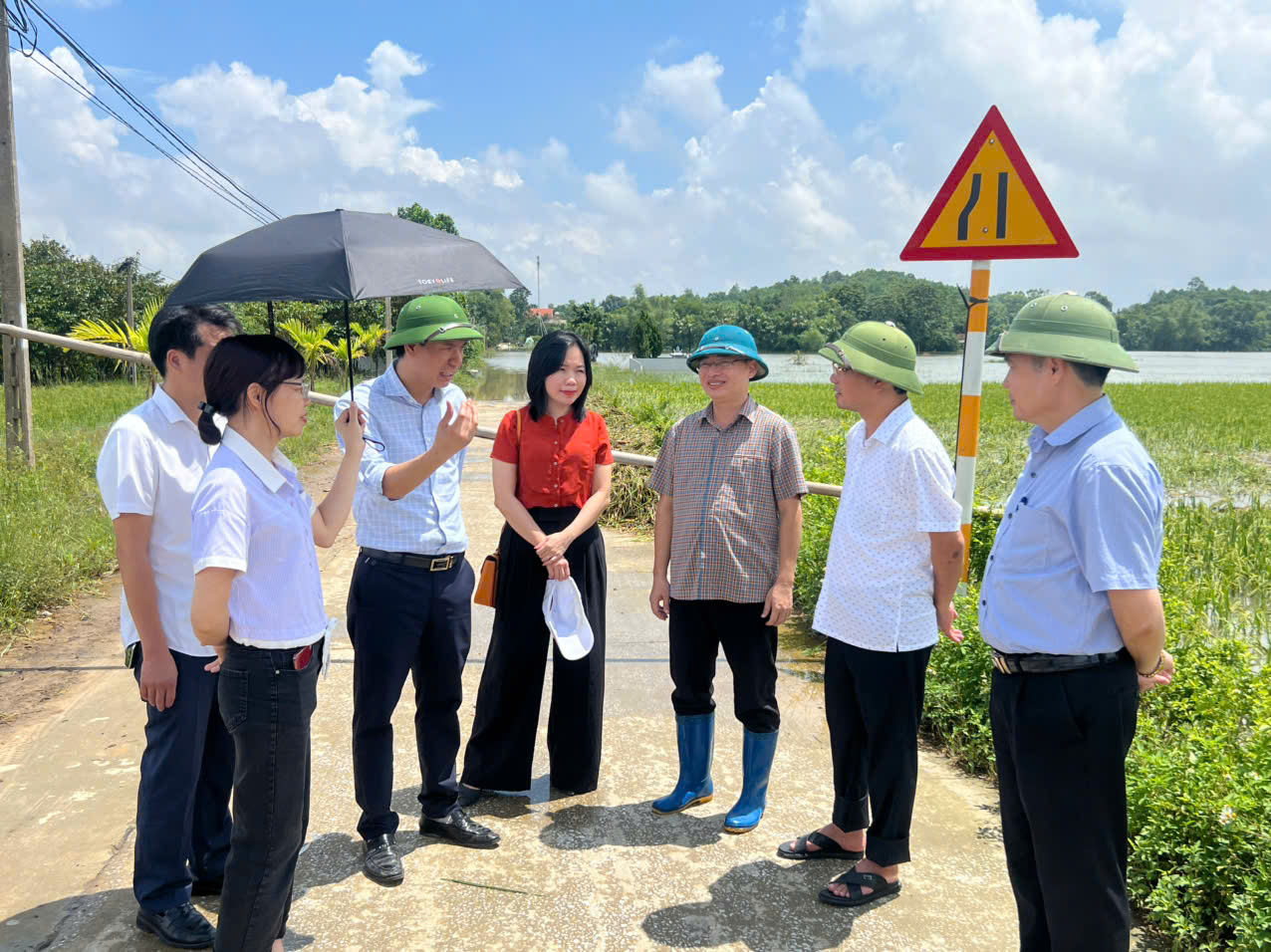 Đoàn công tác của Bộ Nông nghiệp kiểm tra tình hình thiệt hại do bão số 5 gây ra trên địa bàn xã Hợp Tiến.