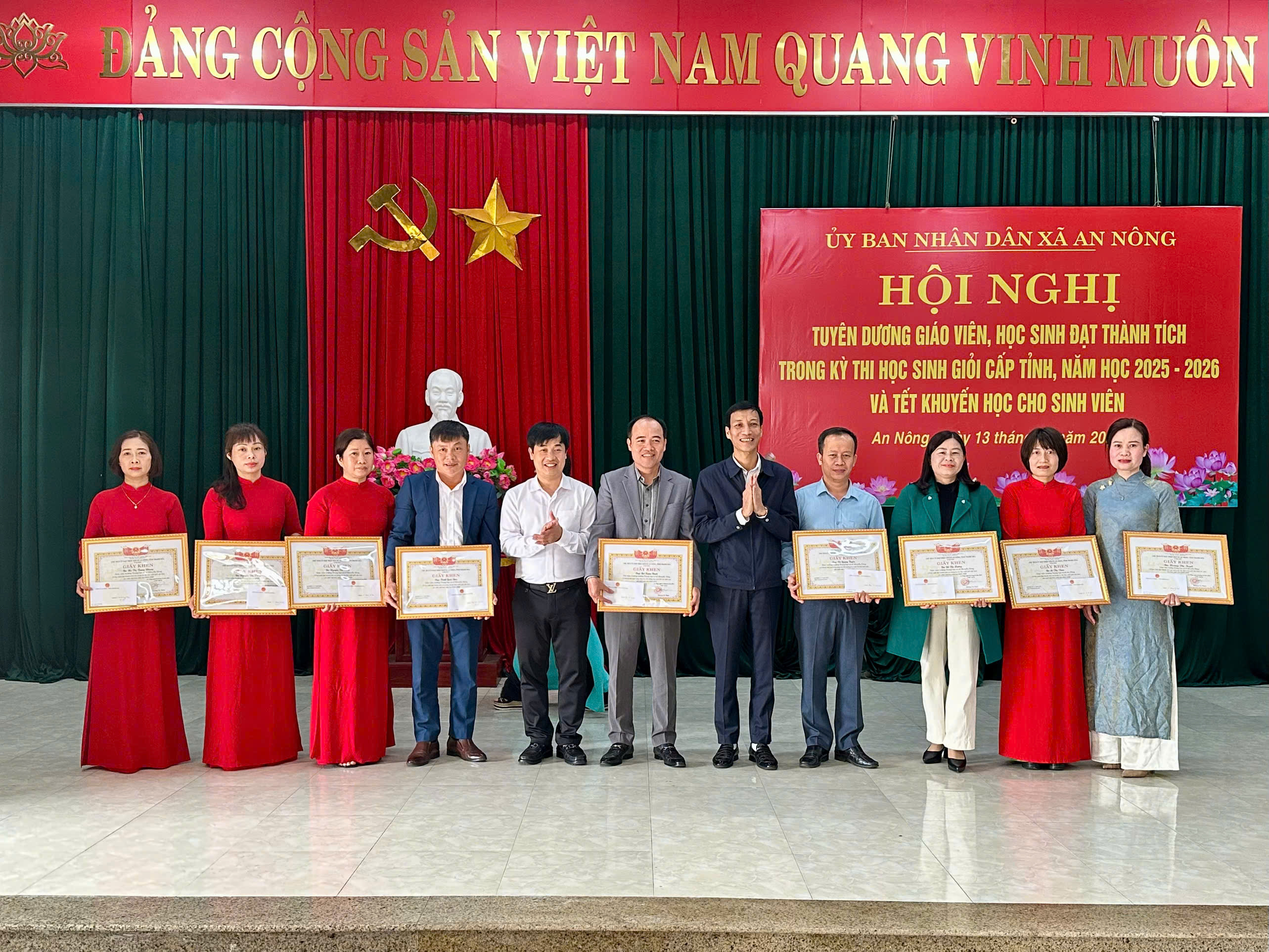 Anh-tin-bai