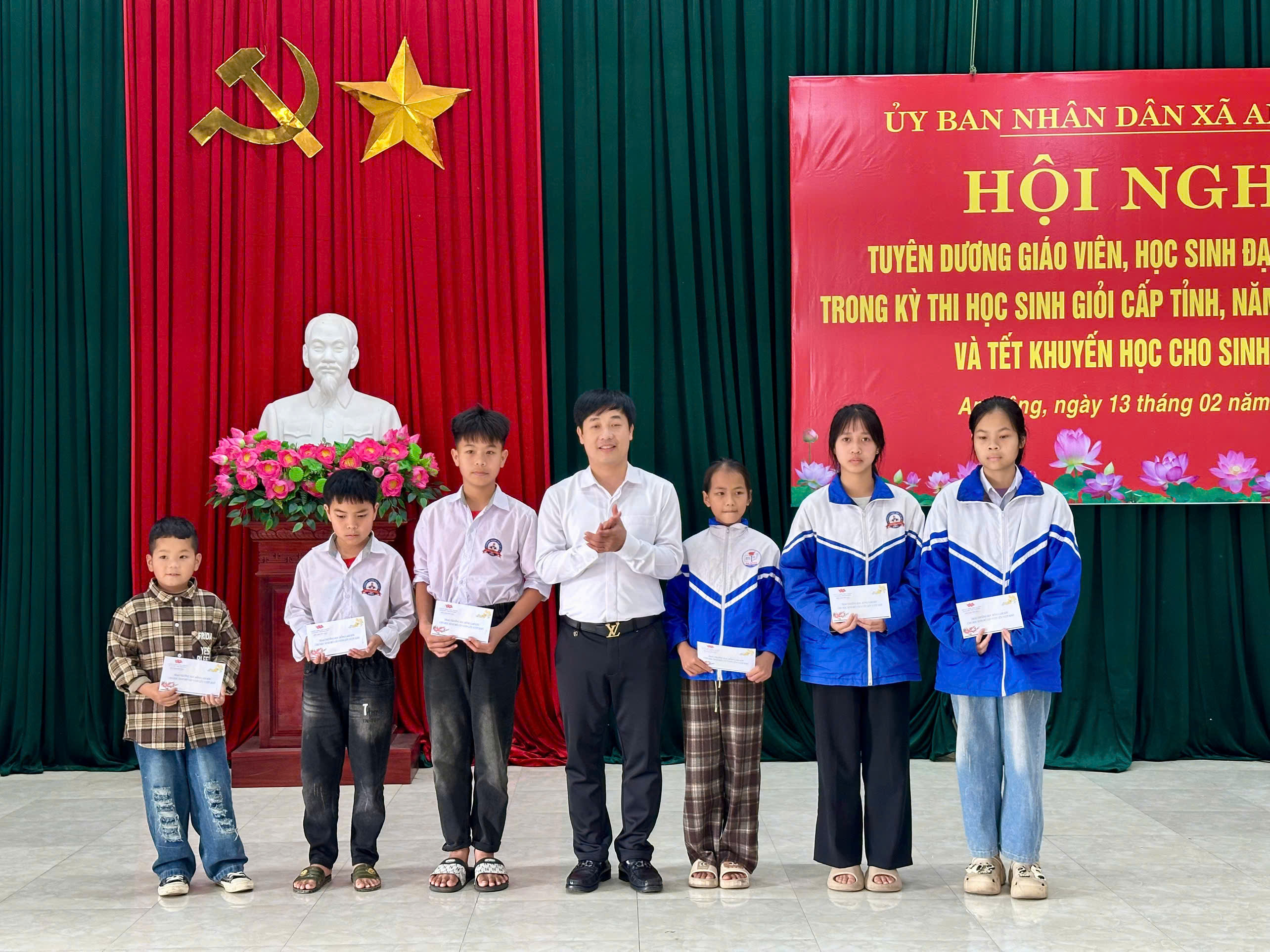 Anh-tin-bai