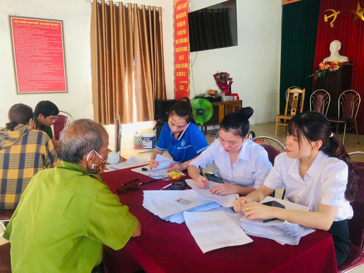 XÃ AN NÔNG TẬP TRUNG HỖ TRỢ NGƯỜI DÂN MỞ TÀI KHOẢN NGÂN HÀNG THỰC HIỆN CHI TRẢ LƯƠNG HƯU, TRỢ CẤP BHXH KHÔNG DÙNG TIỀN MẶT