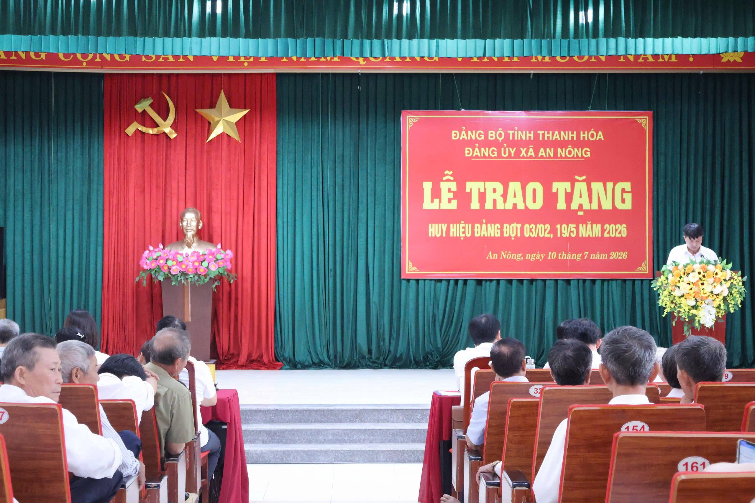 Đảng ủy xã An Nông tổ chức Lễ trao tặng Huy hiệu Đảng đợt 03/02 và 19/5/2026