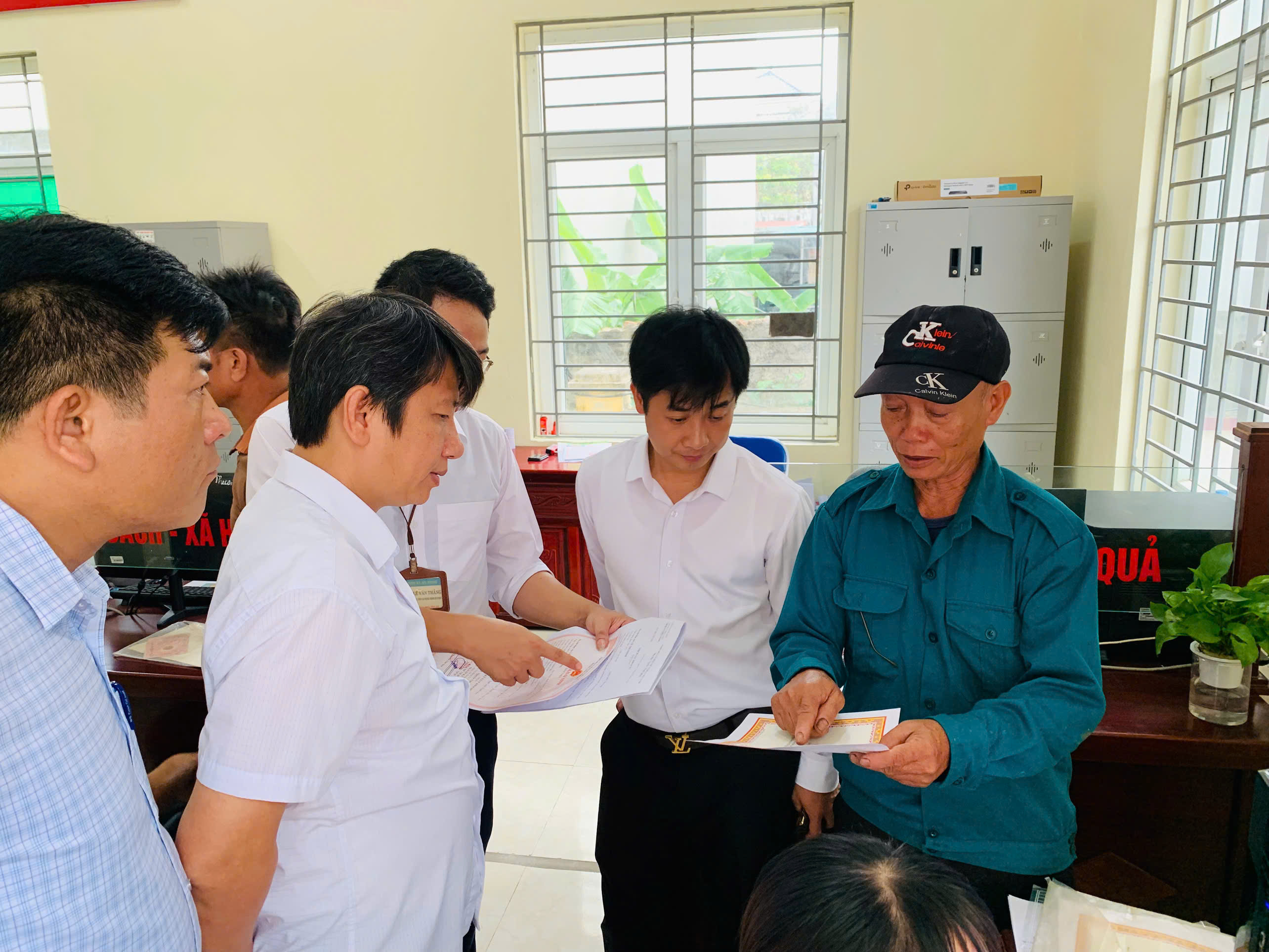 Lãnh đạo xã kiểm tra công tác hỗ trợ phục vụ người dân