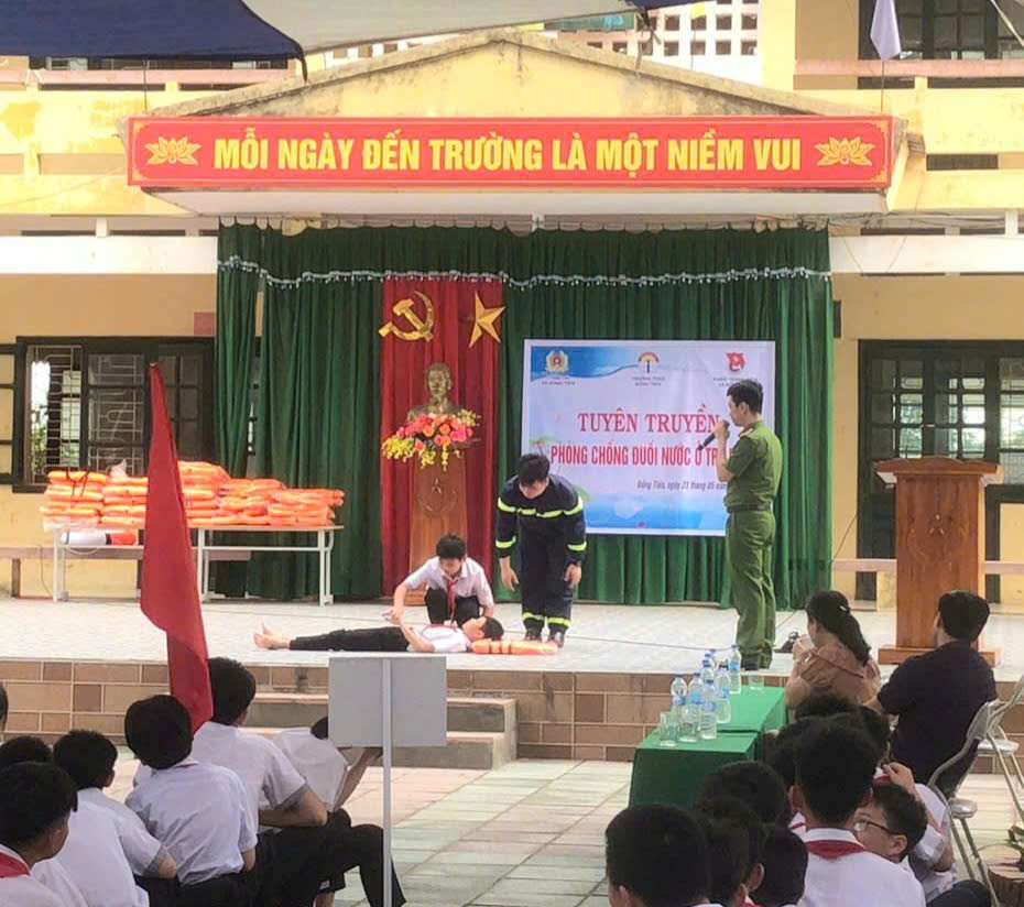 Công an xã Đồng Tiến tuyên truyền về phòng chống đuối nước cho học sinh.