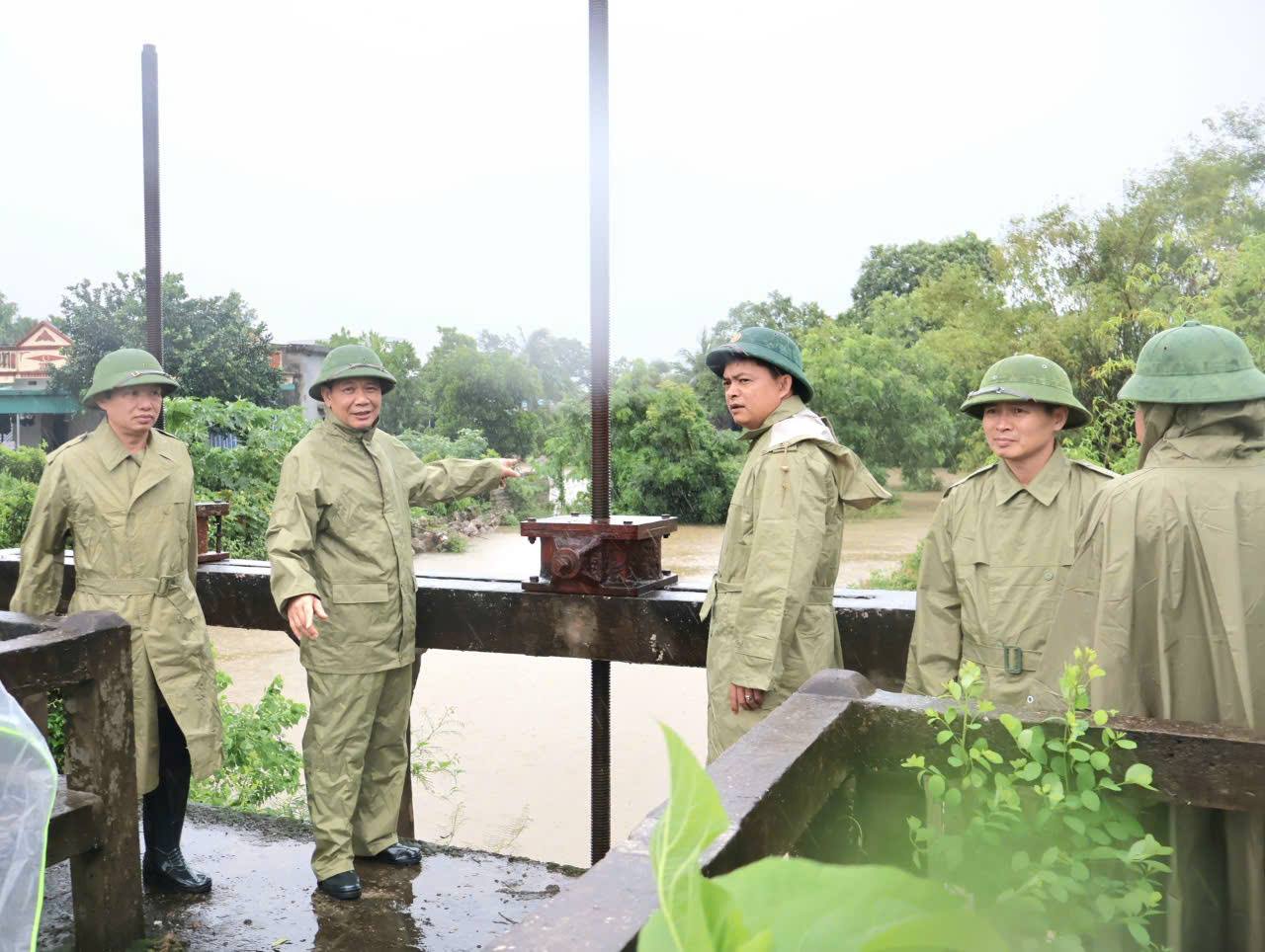 ĐOÀN CÔNG TÁC DO ĐỒNG CHÍ BÍ THƯ ĐẢNG ỦY XÃ ĐỒNG TIẾN KIỂM TRA CÔNG TÁC ỨNG PHÓ MƯA LỚN, NGẬP ÚNG TRÊN ĐỊA BÀN