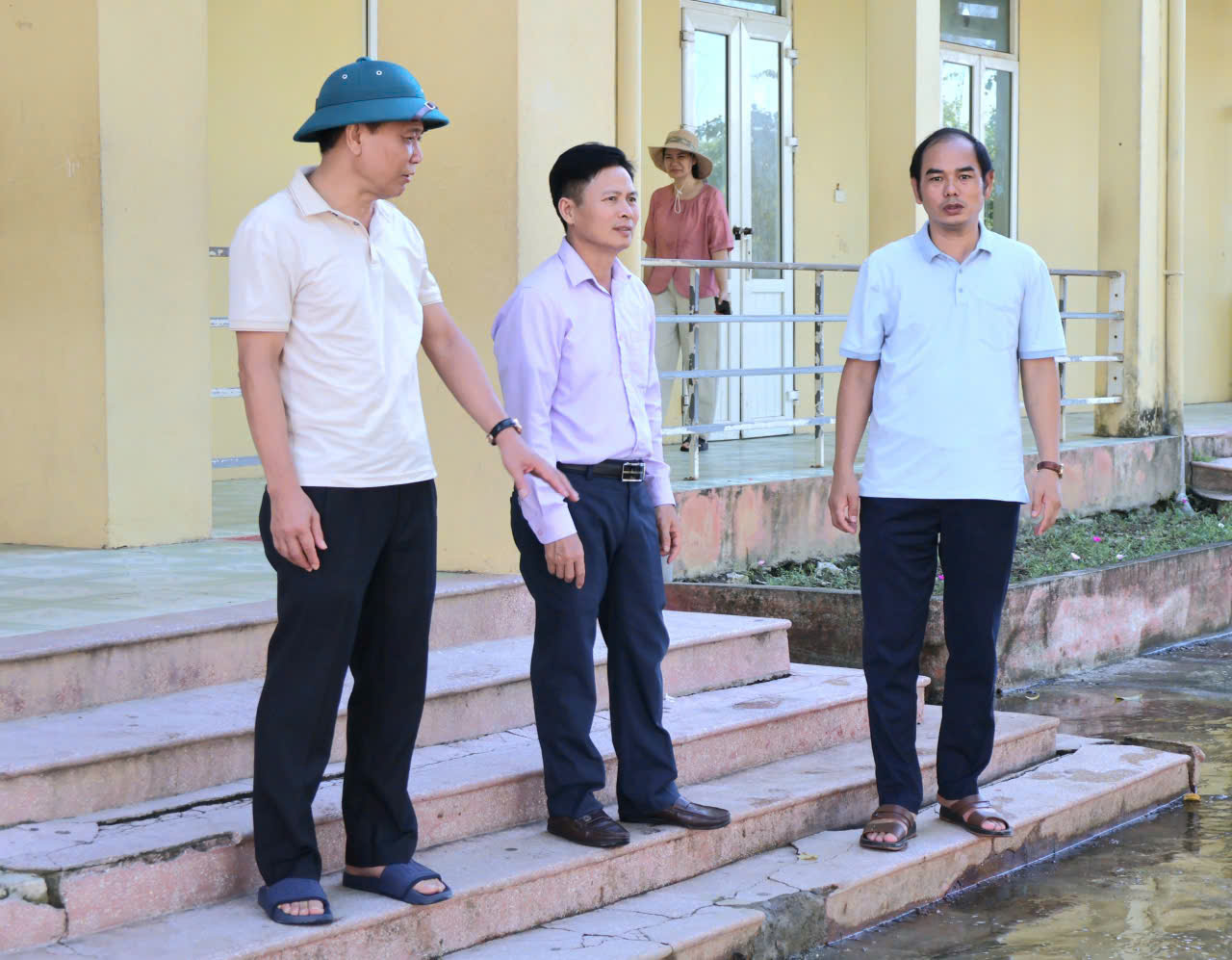 ĐỒNG CHÍ BÍ THƯ ĐẢNG ỦY XÃ ĐỒNG TIẾN KIỂM TRA, CHUẨN BỊ ĐÓN HỌC SINH TRỞ LẠI ĐIỂM TRƯỜNG CHÍNH