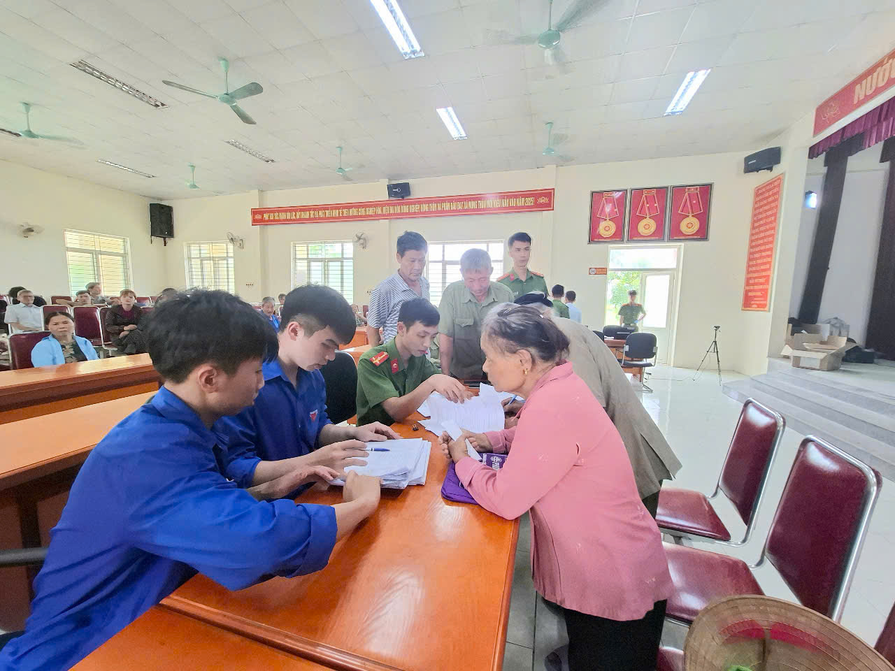 Anh-tin-bai