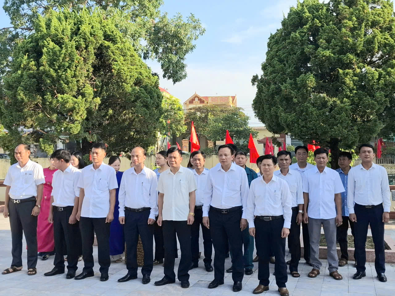 Lãnh đạo xã Đồng Tiến tổ chức dâng hương tưởng niệm các anh hùng liệt sĩ, nhân dịp Đại hội Đảng bộ xã lần thứ Nhất, nhiệm kỳ 2025 – 2030