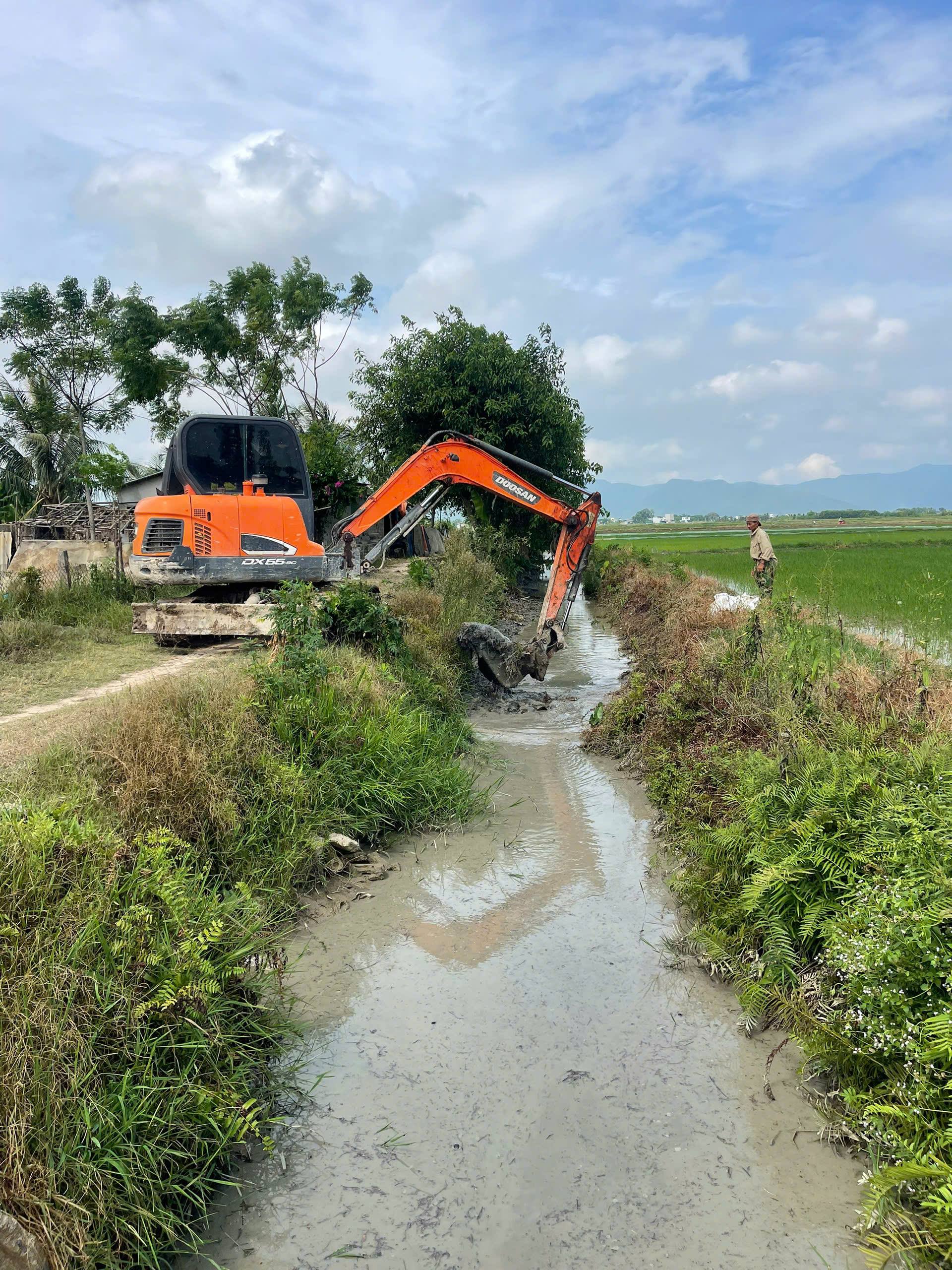 CÁC THÔN TRÊN ĐỊA BÀN XÃ ĐỒNG TIẾN, NẠO VÉT KÊNH TIÊU, CẮT TỈA CÂY XANH TRƯỚC MÙA MƯA BÃO