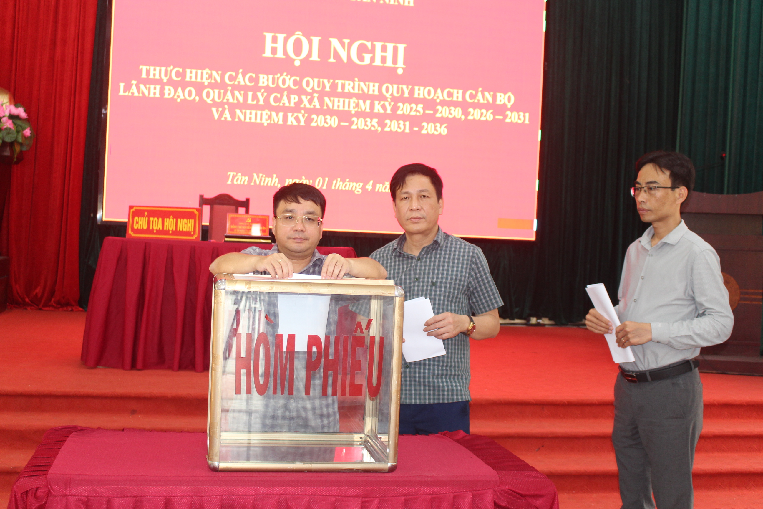  Đảng ủy xã Tân Ninh thực hiện các bước quy trình quy hoạch cán bộ lãnh đạo, quản lý các nhiệm kỳ