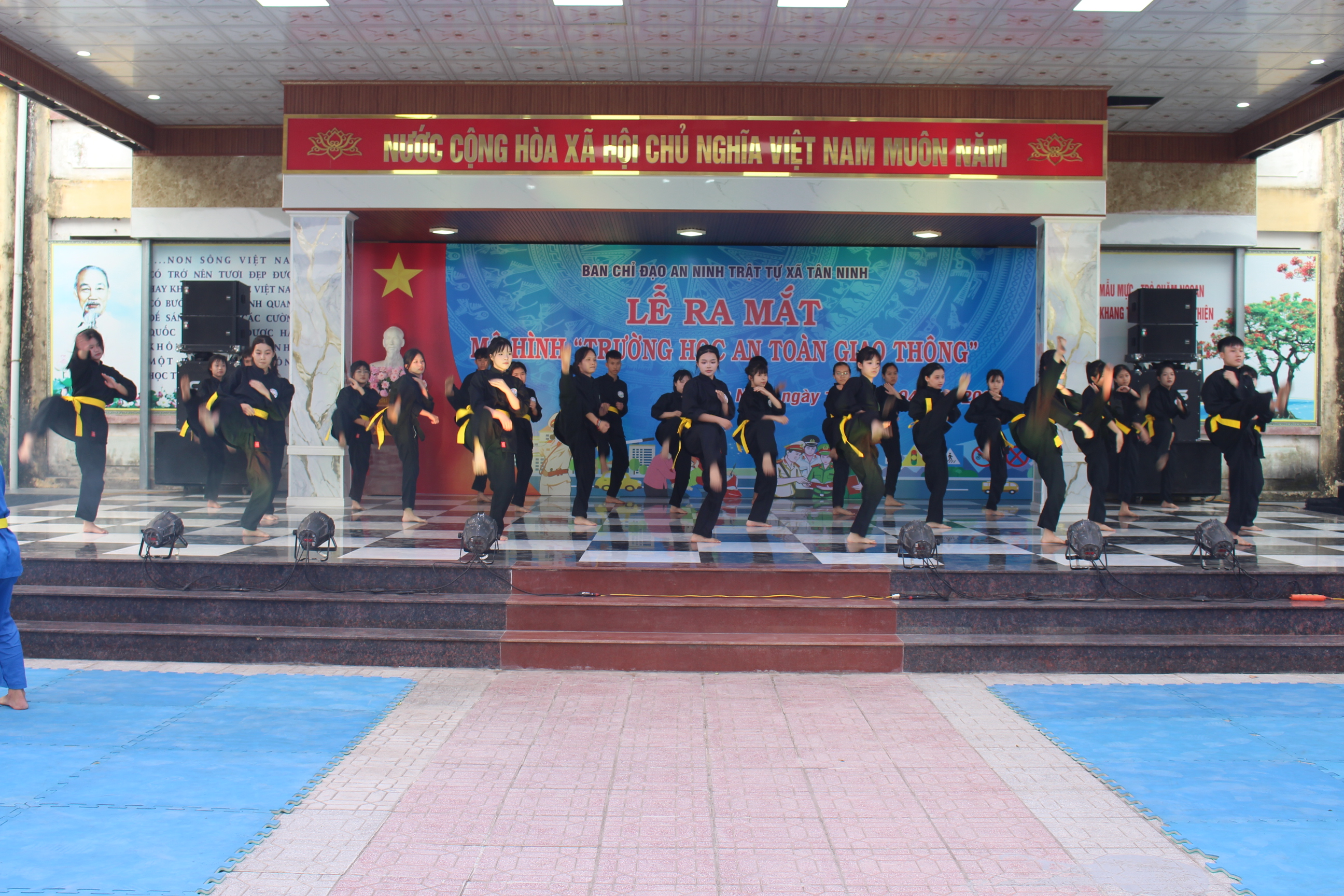 Anh-tin-bai