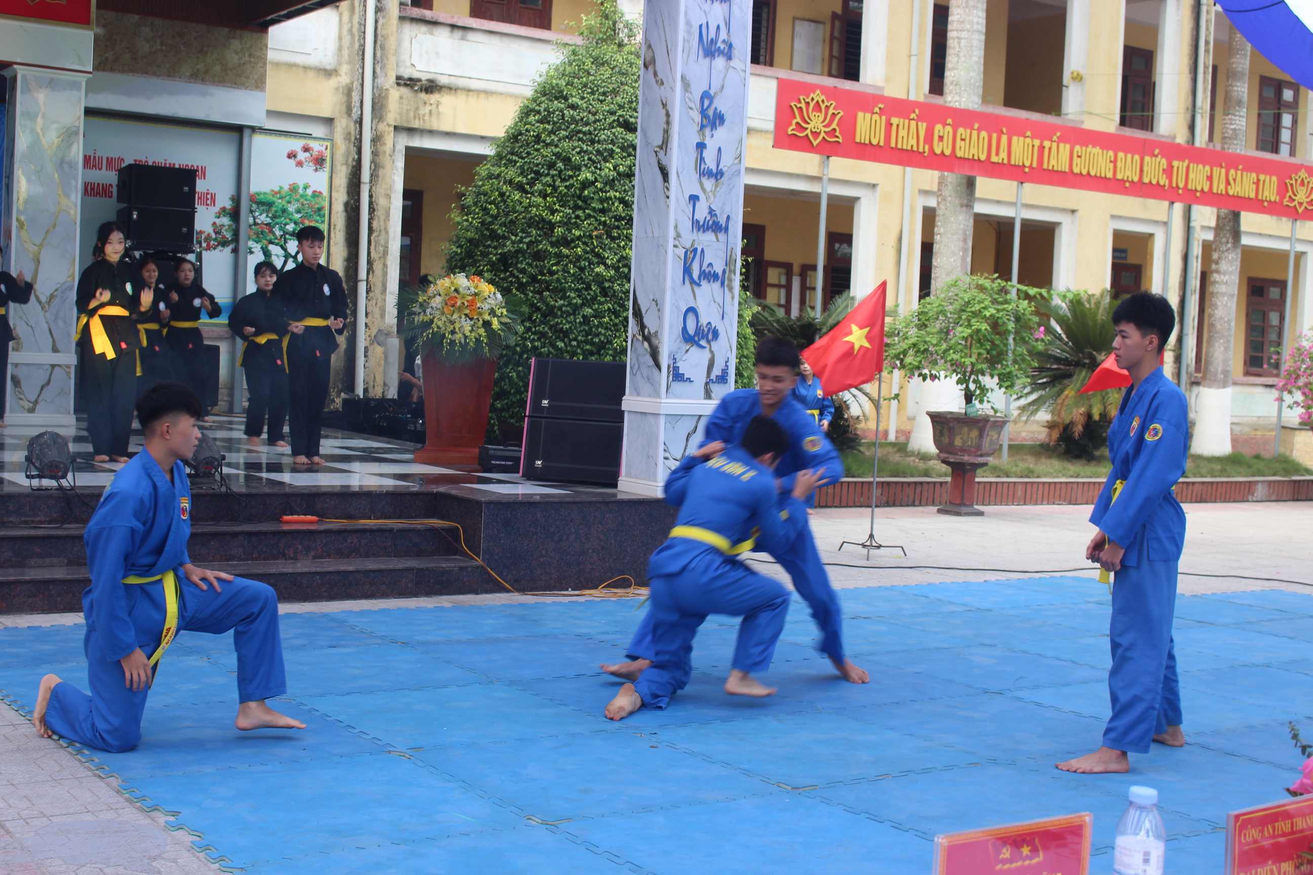 Anh-tin-bai