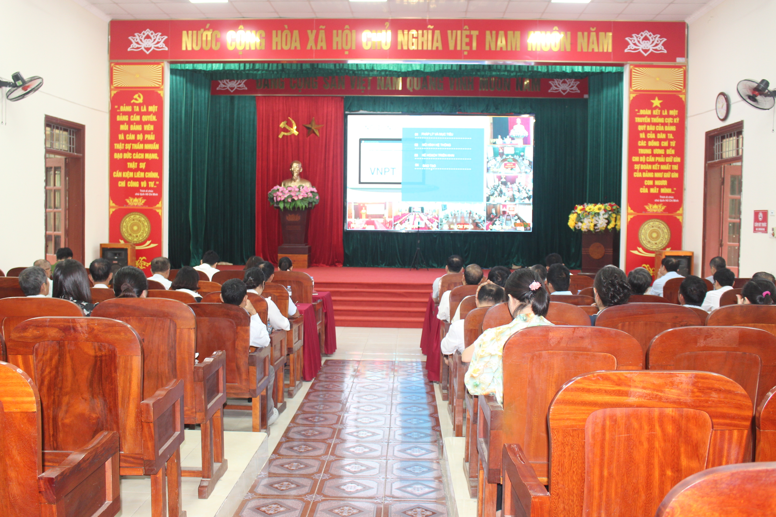 Xã Tân Ninh tham dự Hội nghị tập huấn triển khai thủ tục hành chính của Đảng trên môi trường điện tử