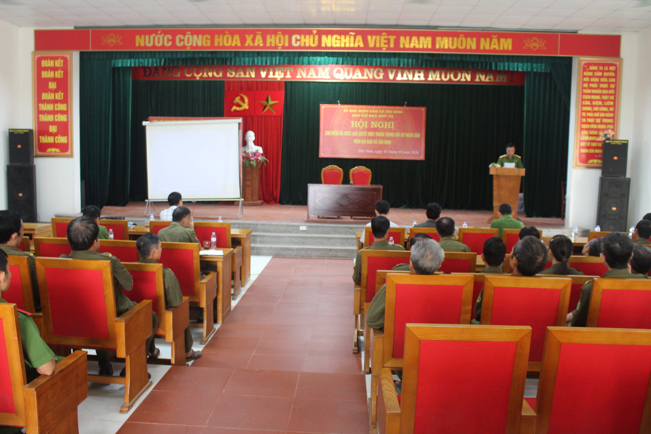 Hội nghị chuyên đề giải quyết mâu thuẫn trong nội bộ Nhân dân