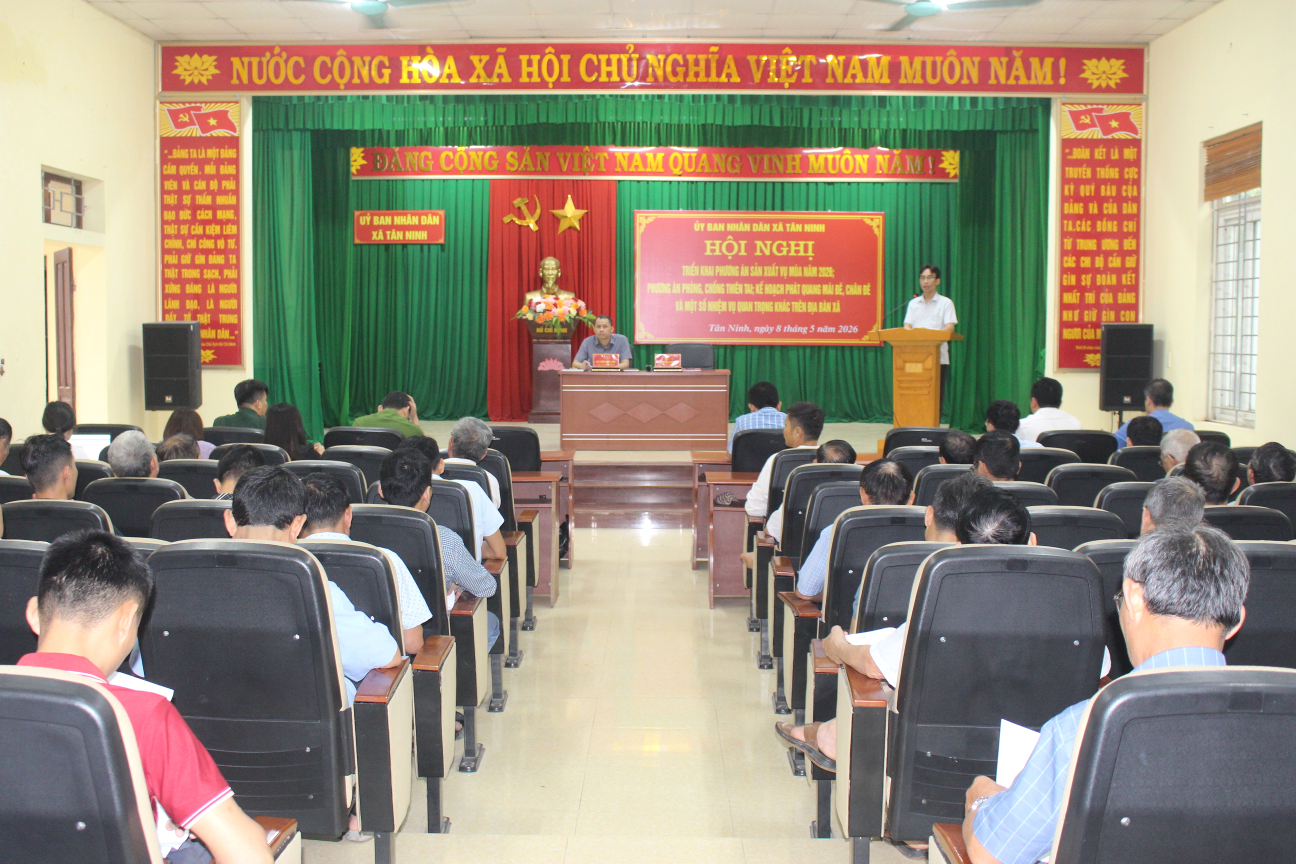 Xã Tân Ninh triển khai Phương án sản xuất vụ mùa năm 2026; phòng, chống thiên tai; phát quang mái đê, chân đê