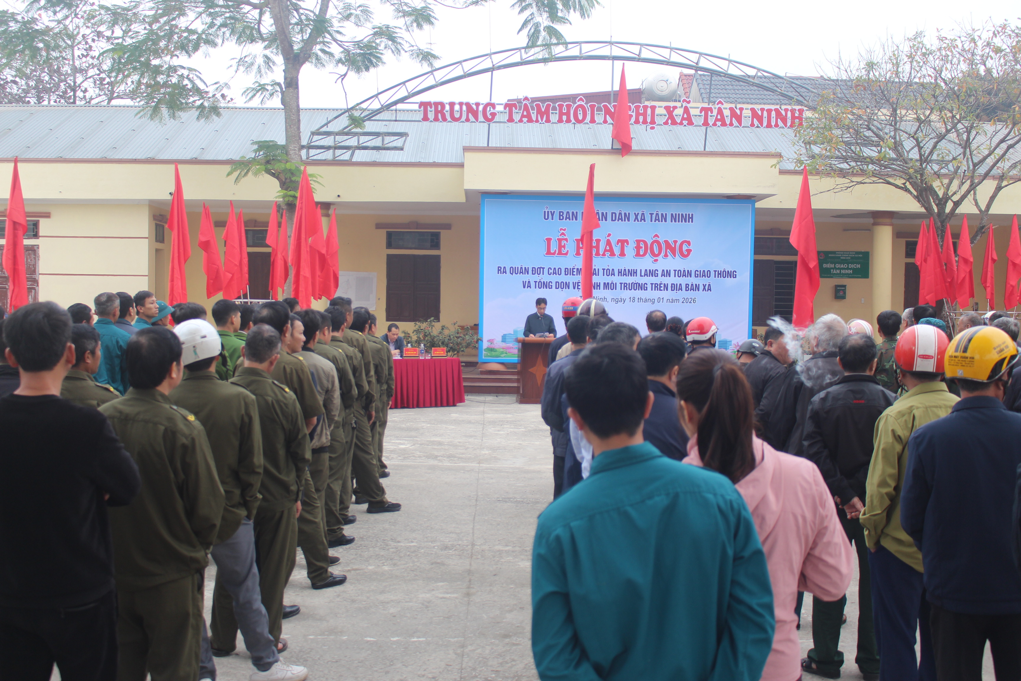 Lễ phát động và ra quân thực hiện đợt cao điểm giải tỏa hành lang an toàn giao thông và tổng dọn vệ sinh môi trường trên địa bàn xã Tân Ninh.