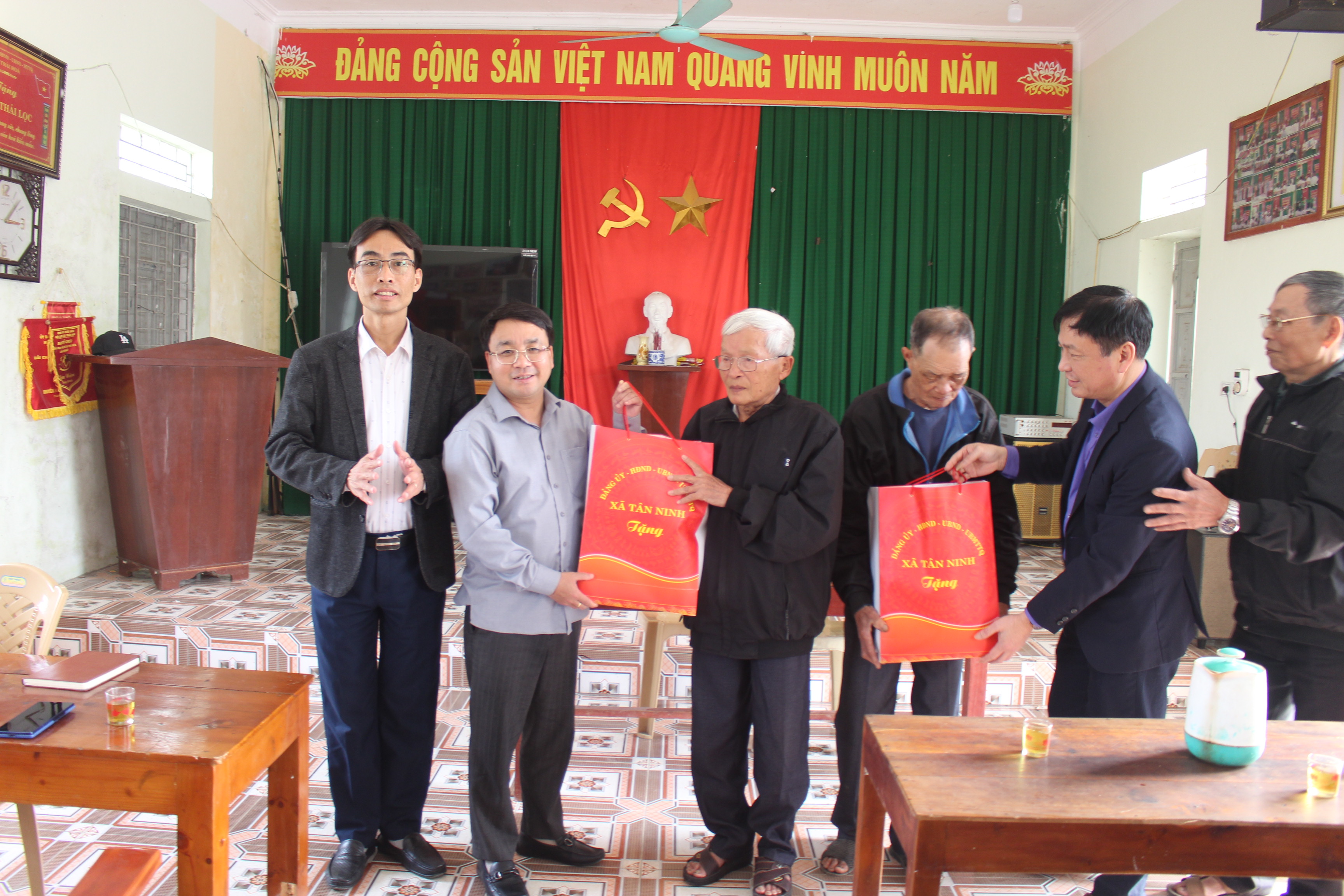Anh-tin-bai