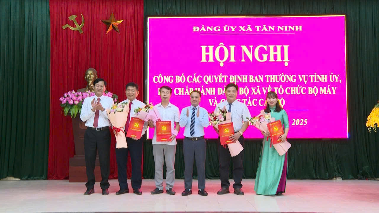 Đảng ủy xã Tân Ninh tổ chức hội nghị công bố các Quyết định của Ban Thường vụ Tỉnh ủy về bộ máy và công tác cán bộ  ​