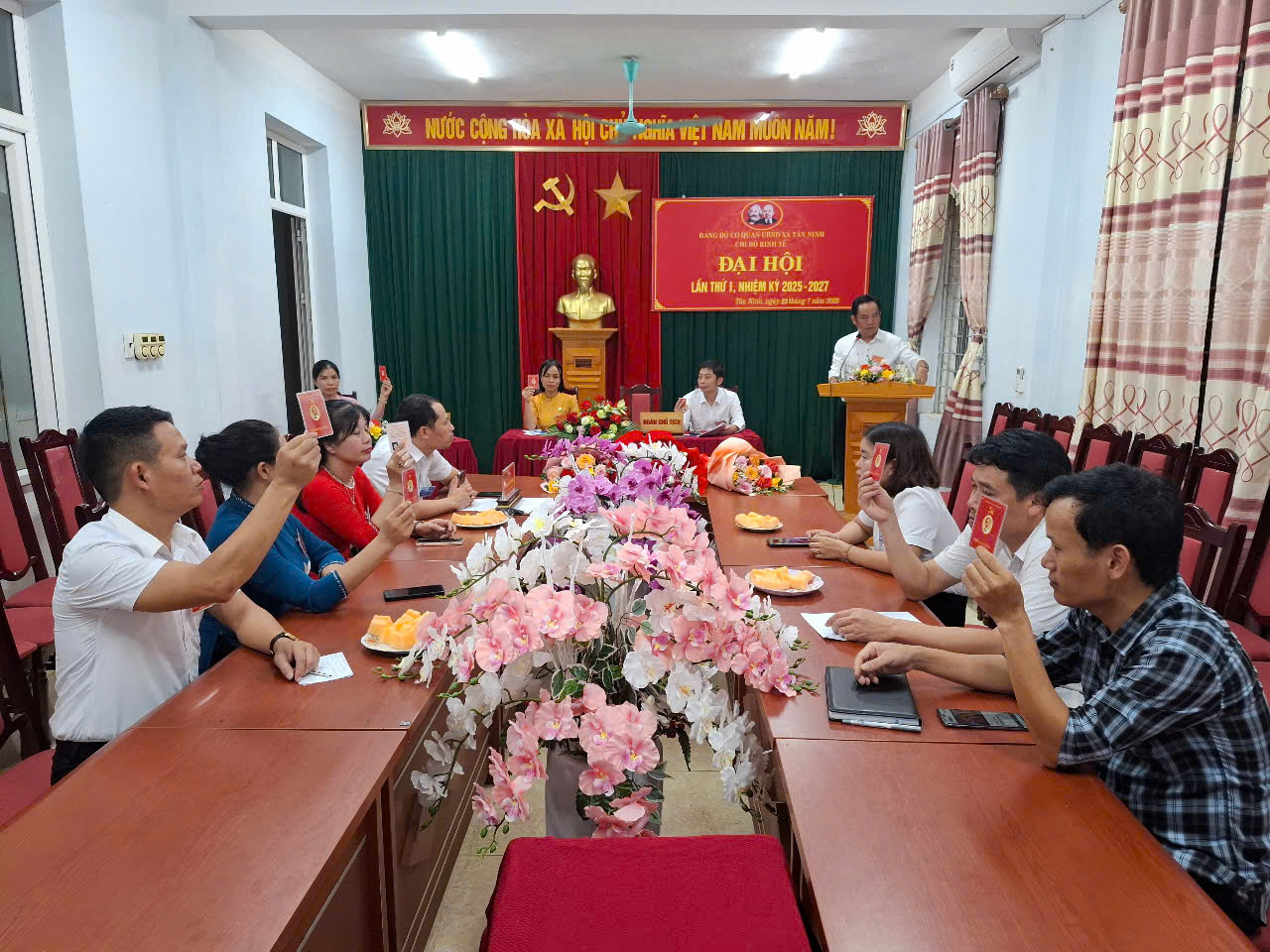 Chi bộ Phòng Kinh tế xã Tân Ninh tổ chức Đại hội lần thứ I nhiệm kỳ 2025-2027