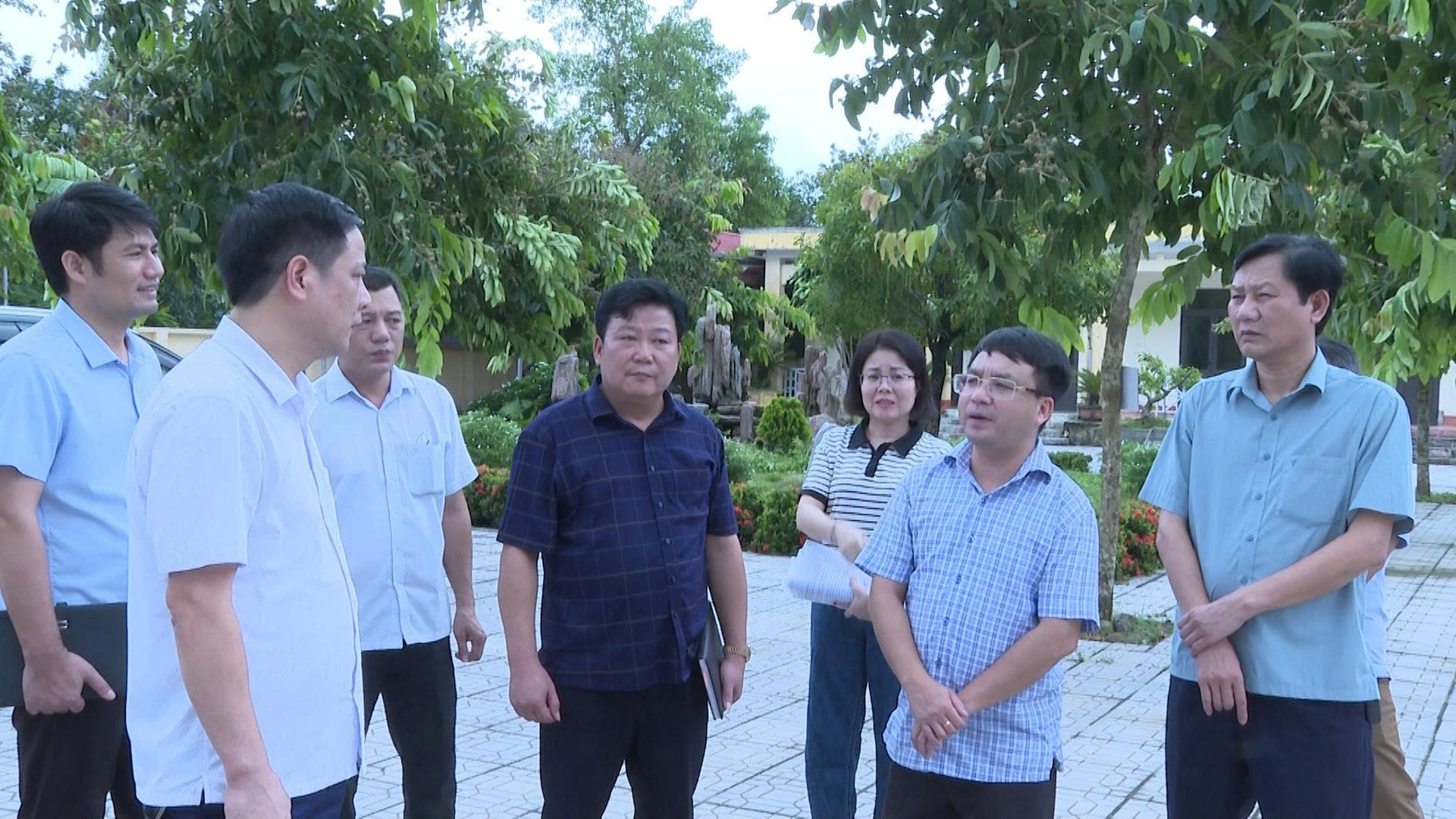 Thường trực Đảng ủy kiểm tra công tác khắc phục sau bão và công tác chuẩn bị cho năm học mới tại các trường học trên địa bàn xã.