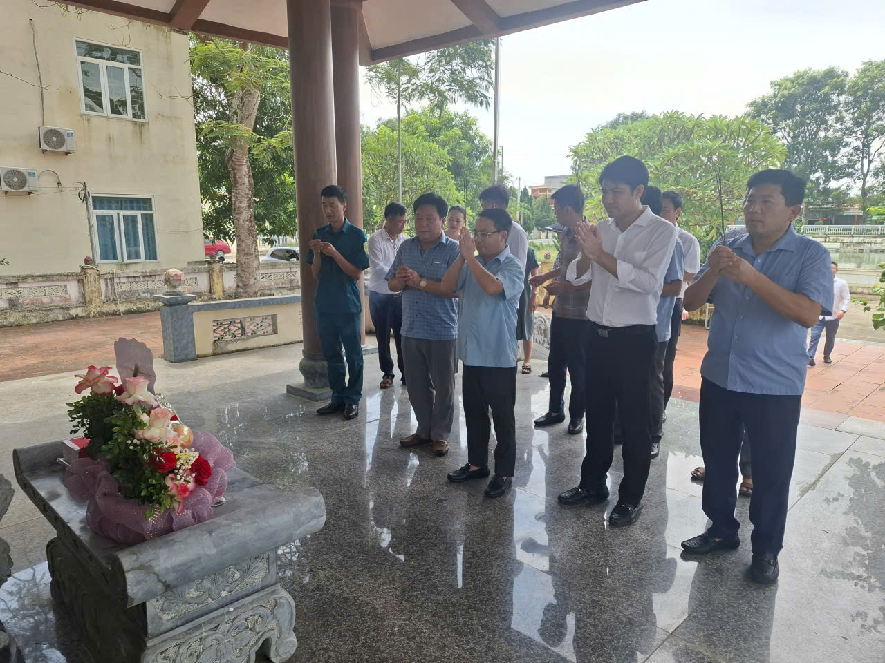 Xã Tân Ninh Viếng nghĩa trang liệt sĩ nhân kỷ niệm 80 năm Quốc khánh
