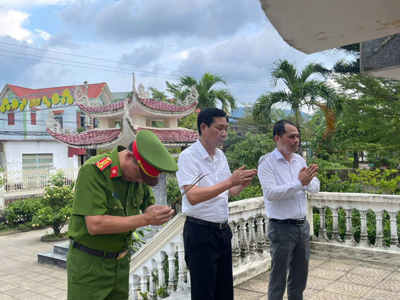 Anh-tin-bai