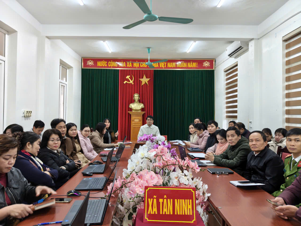 UBND xã Tân Ninh tham dự Hội nghị tập huấn hướng dẫn phiên bản nâng cấp phần mềm Quản lý văn bản và hồ sơ công việc