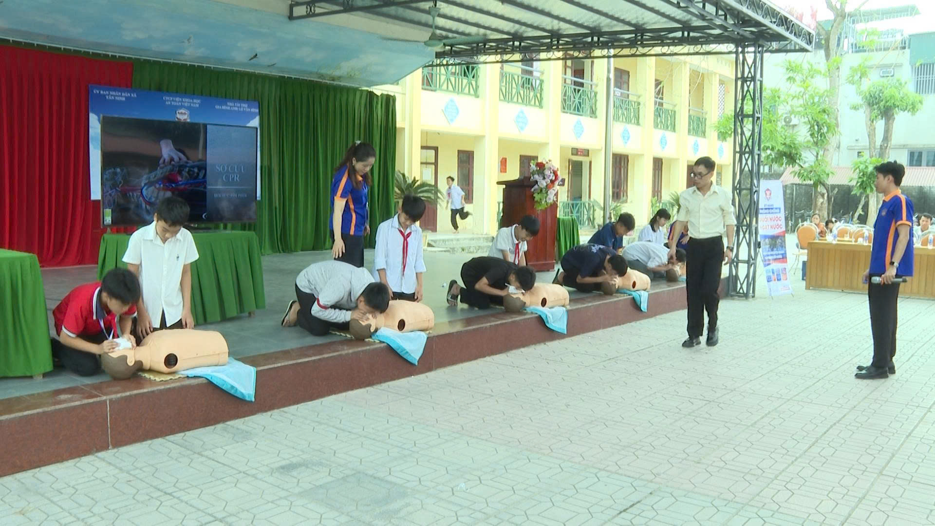 Tập huấn kỹ năng phòng, chống đuối nước và kỹ năng sống cho học sinh trường Tiểu học và THCS Tân Ninh