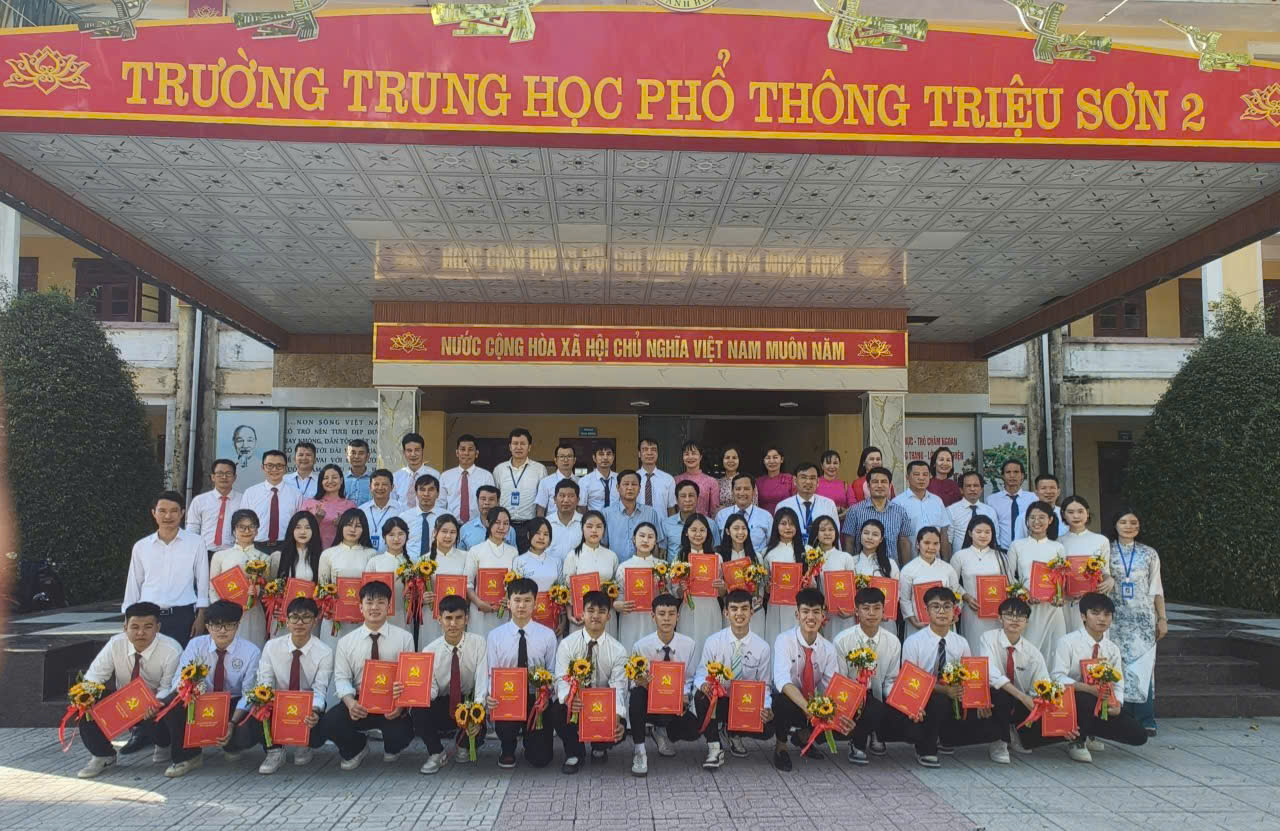 Chi bộ Trường THPT Triệu Sơn 2 tổ chức Lễ kết nạp đảng viên cho 32 đoàn viên thanh niên ưu tú