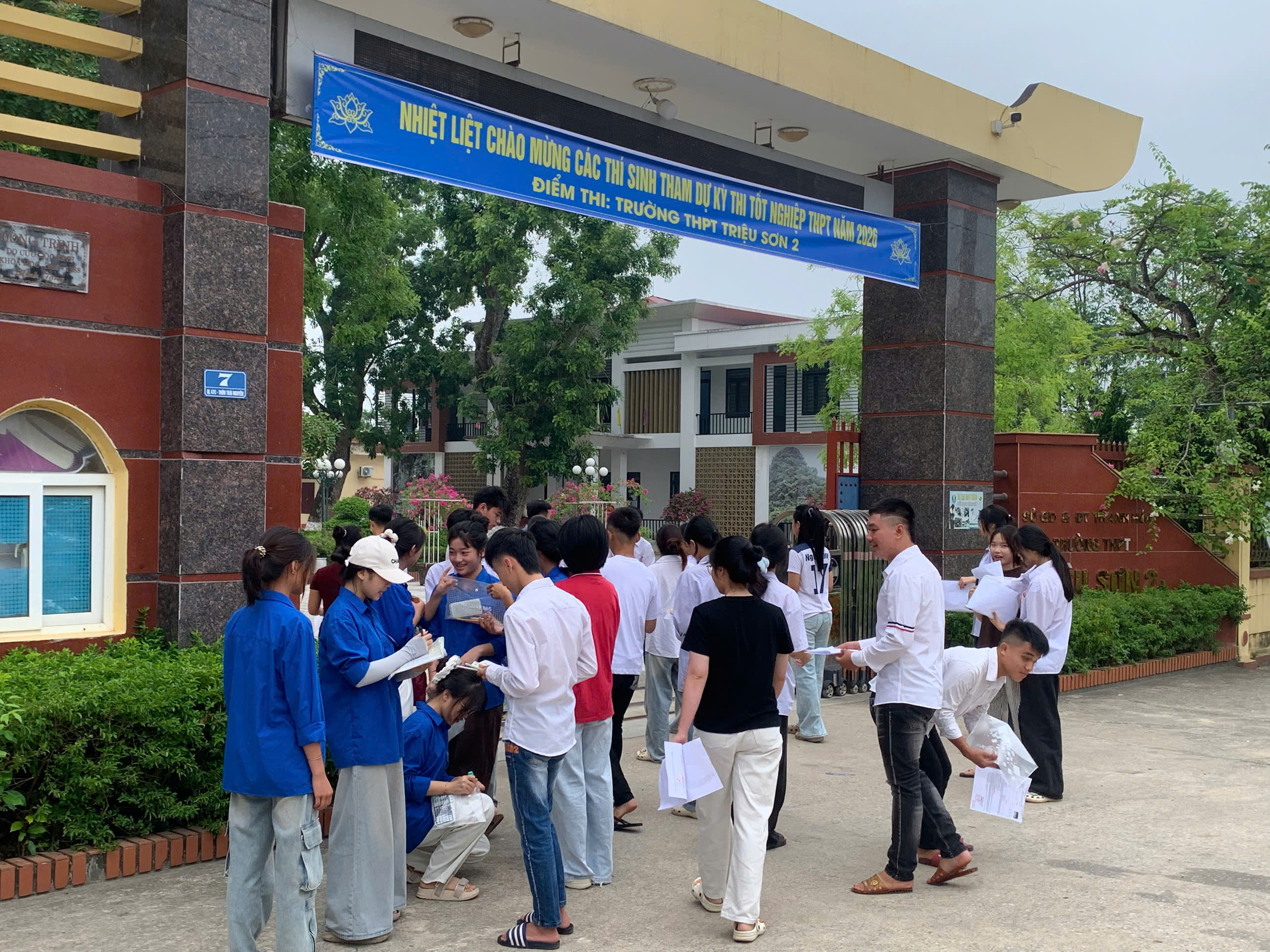 Ngày thi đầu tiên tại điểm thi Trường THPT Triệu Sơn 2 diễn ra an toàn, nghiêm túc