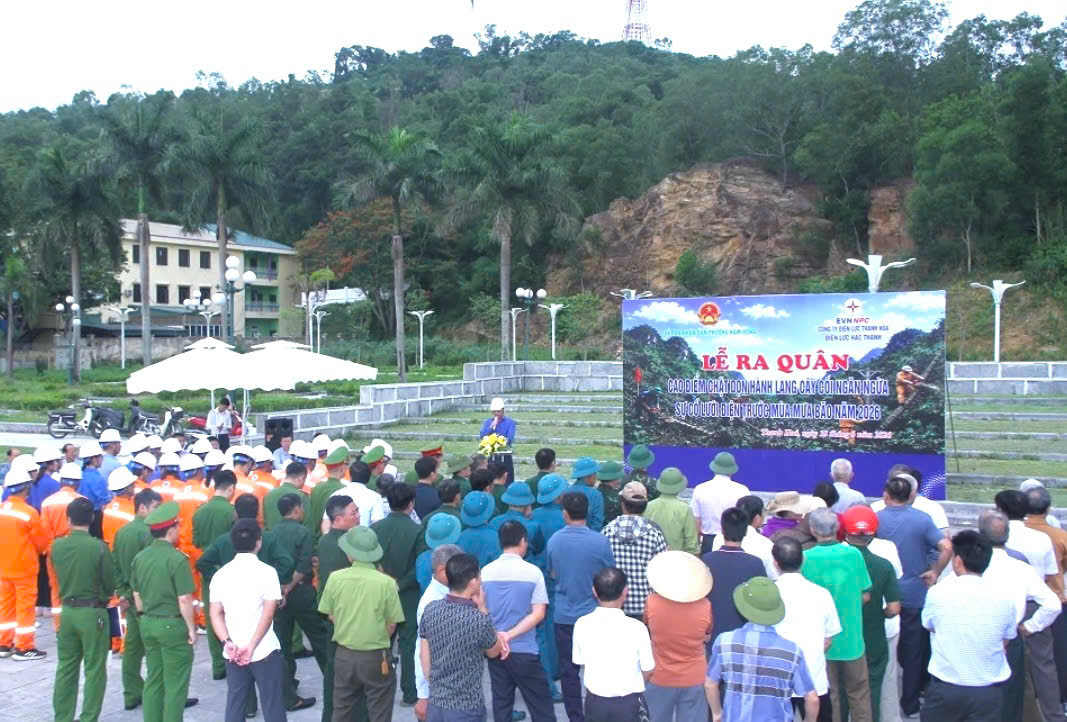 Phường Hàm Rồng ra quân cao điểm chặt dọn hành lang cây cối ngăn ngừa sự cố lưới điện trước mùa mưa bão năm 2026.