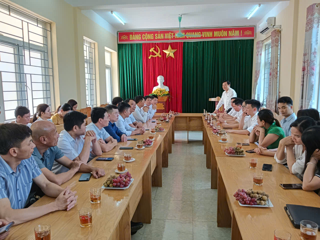 Đoàn công tác phường Hàm Rồng bàn giao công chức nhận công tác tại xã Vạn Xuân 