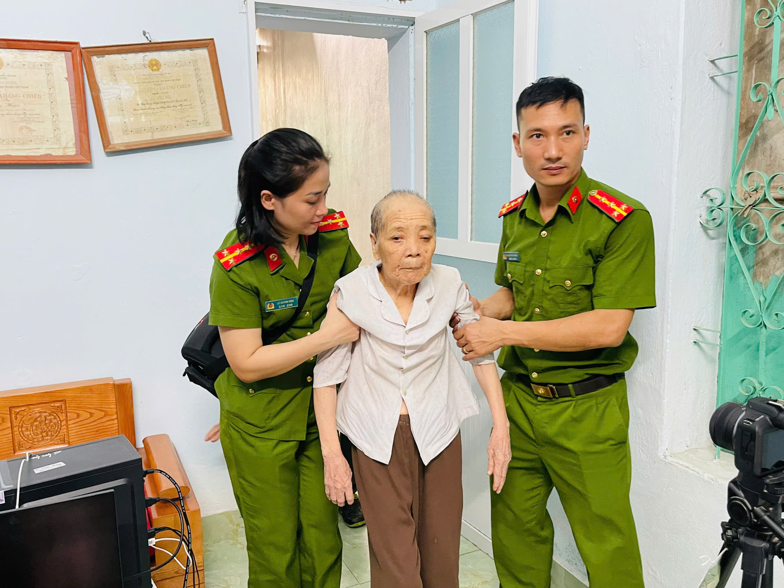 Anh-tin-bai
