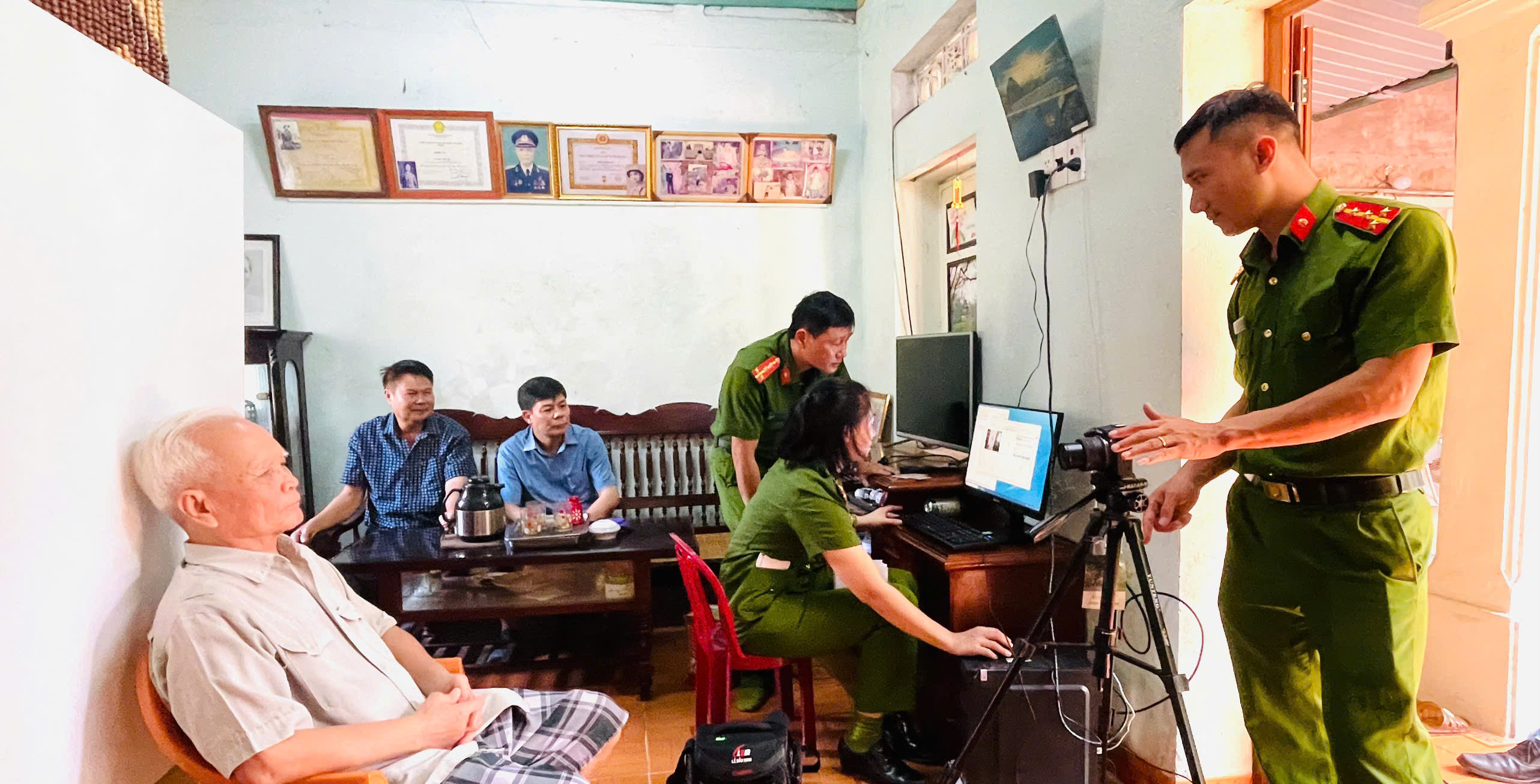 Anh-tin-bai