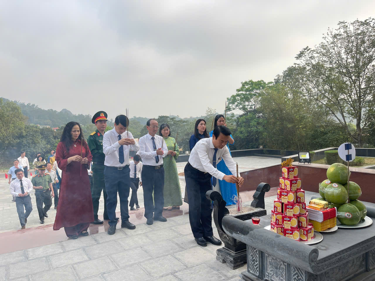 Đoàn đại biểu Đảng ủy, HĐND, UBND, Ủy ban MTTQ phường Hàm Rồng dâng hoa, dâng hương tưởng niệm các Bà mẹ Việt Nam Anh hùng và các Anh hùng liệt sĩ