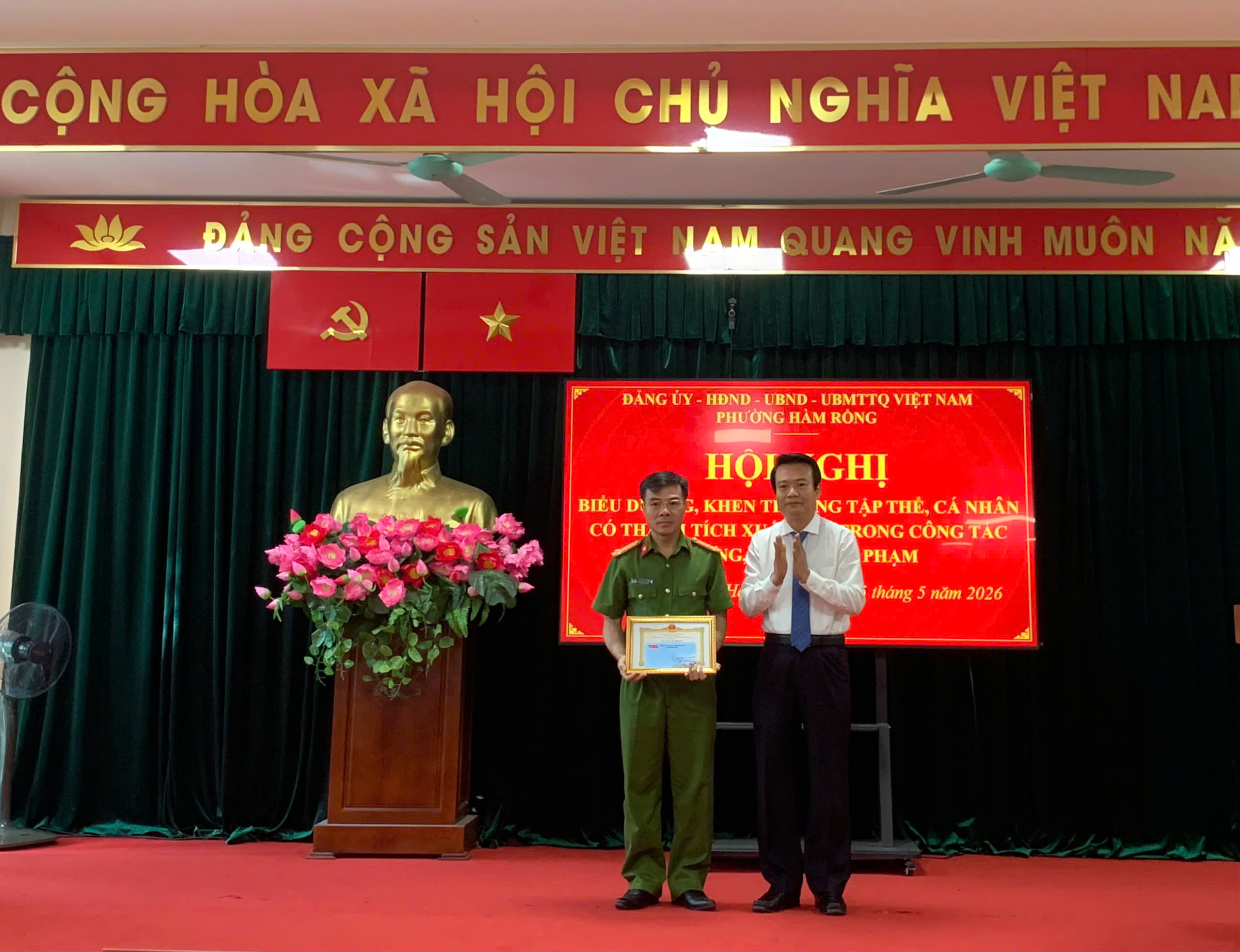 Biểu dương, khen thưởng tập thể, cá nhân có thành tích xuất sắc trong công tác đấu tranh phòng, chống tội phạm