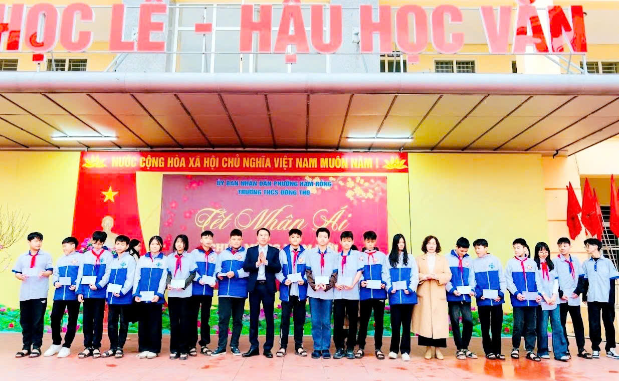 Trường THCS Đông Thọ trao quà cho học sinh nghèo nhân dịp Tết Nguyên Đán Bính Ngọ 2026