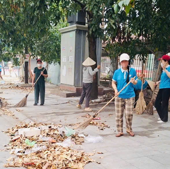 Phụ nữ phố Cầu Hạc chung tay làm đẹp phố phường chào mừng ngày Giải phóng miền Nam 30/4