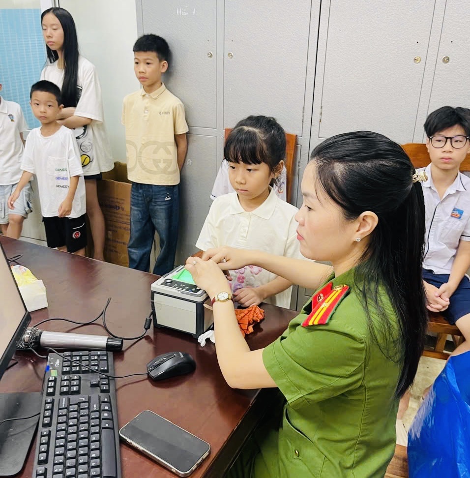Công an phường Hàm Rồng thực hiện cao điểm thu nhận căn cước, kích hoạt tài khoản định danh điện tử cho công dân
