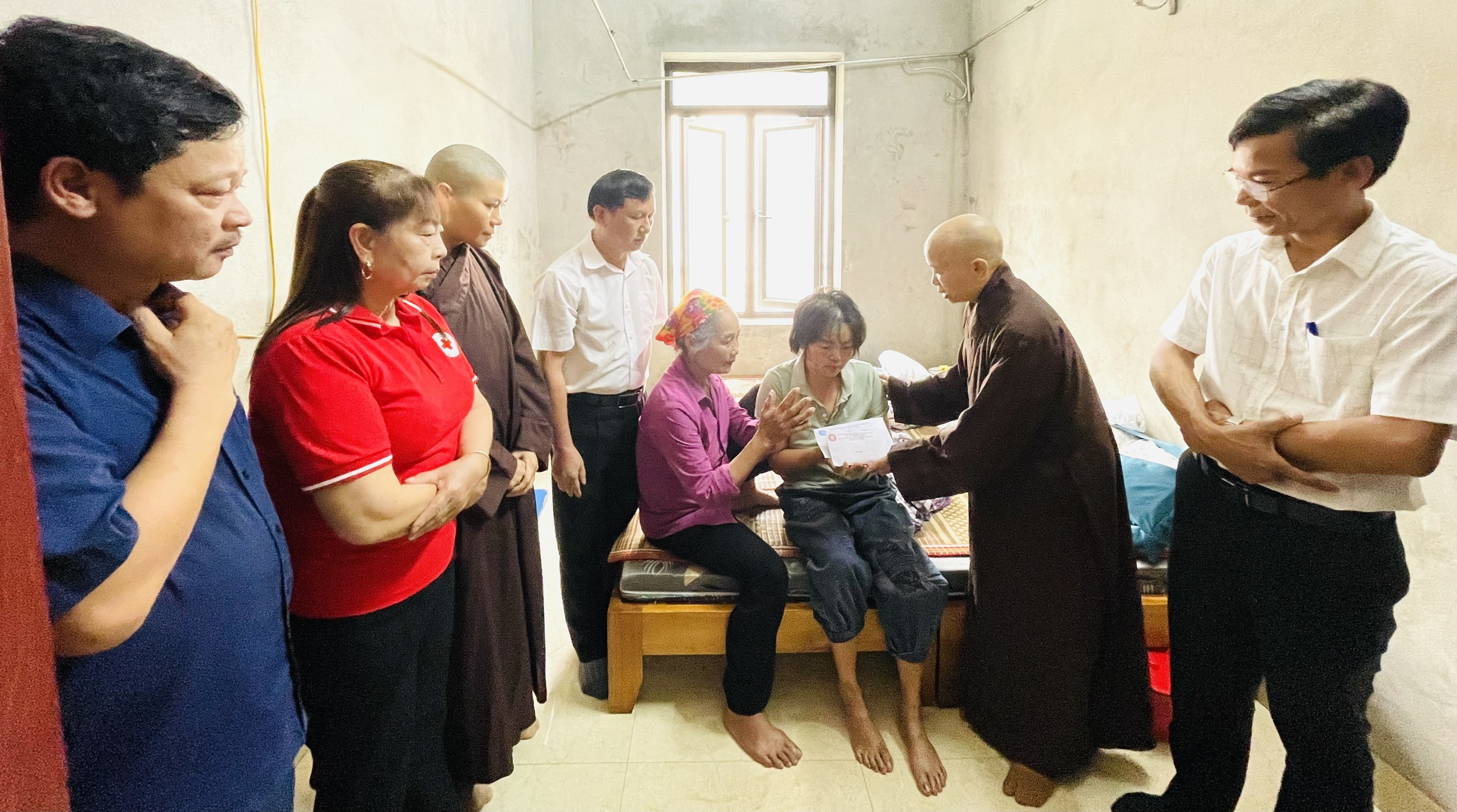 Hội chữ thập đỏ phường Hàm Rồng và Ban từ thiện giáo hội phật giáo tỉnh trao tiền hỗ trợ bệnh nhân ung thư