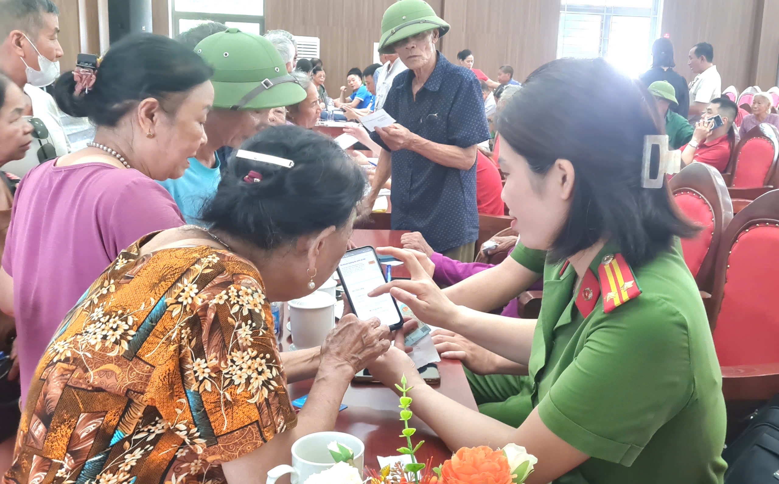Người dân khu vực Đông Cương, phường Hàm Rồng được hỗ trợ đăng ký nhận lương hưu, trợ cấp BHXH hằng tháng qua tài khoản ngân hàng