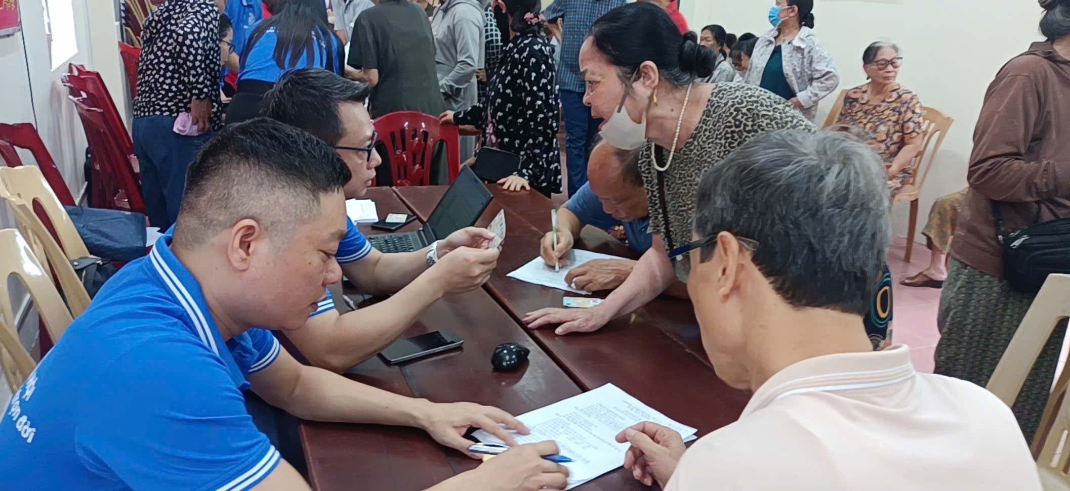 Phường Hàm Rồng đẩy mạnh hỗ trợ người dân đăng ký nhận lương hưu, trợ cấp BHXH qua tài khoản ngân hàng
