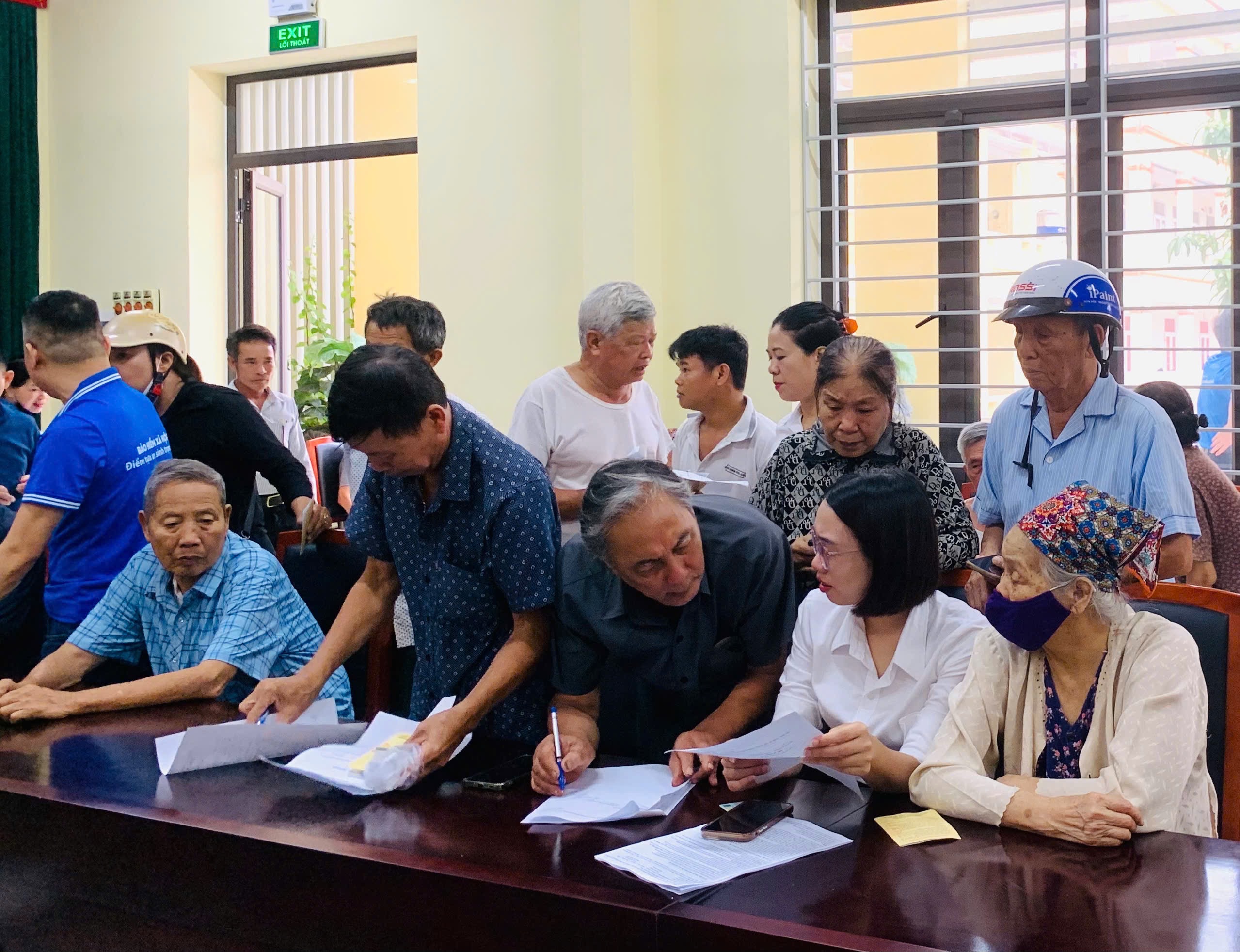 Phường Hàm Rồng hoàn thành triển khai phương thức chi trả lương hưu, trợ cấp BHXH và an sinh xã hội qua tài khoản ngân hàng