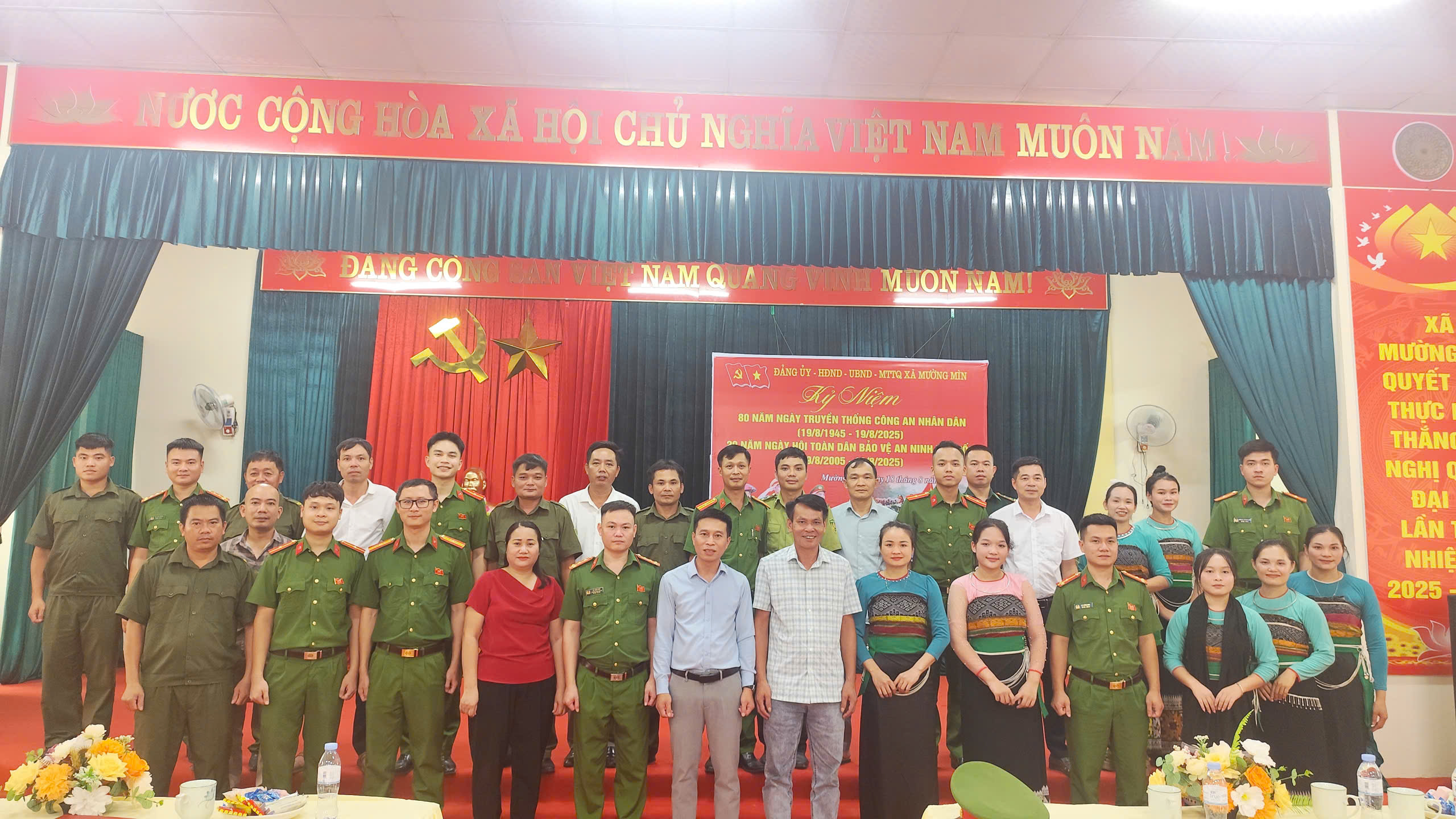 XÃ MƯỜNG MÌN LONG TRỌNG TỔ CHỨC LỄ KỶ NIỆM 80 NĂM NGÀY TRUYỀN THỐNG CAND VÀ 20 NĂM NGÀY HỘI TOÀN DÂN BẢO VỆ ANTQ. 