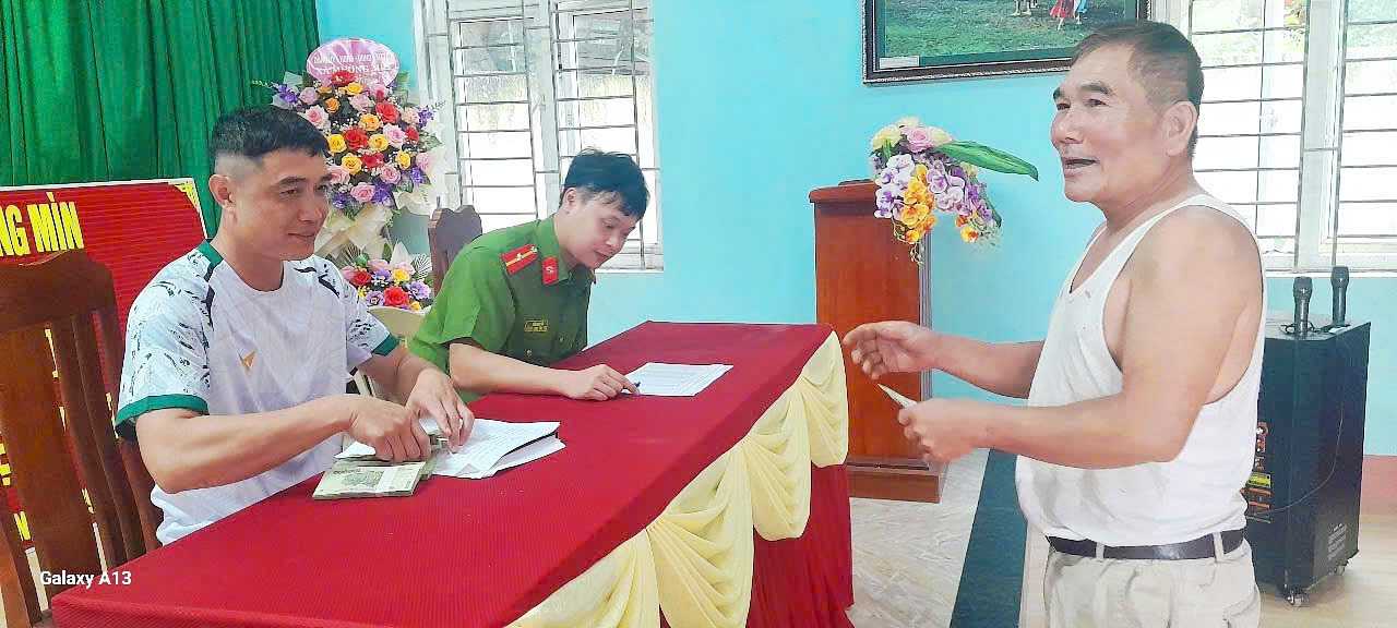 XÃ MƯỜNG MÌN TỔ CHỨC TRAO QUÀ TẾT ĐỘC LẬP CHO NHÂN DÂN. 