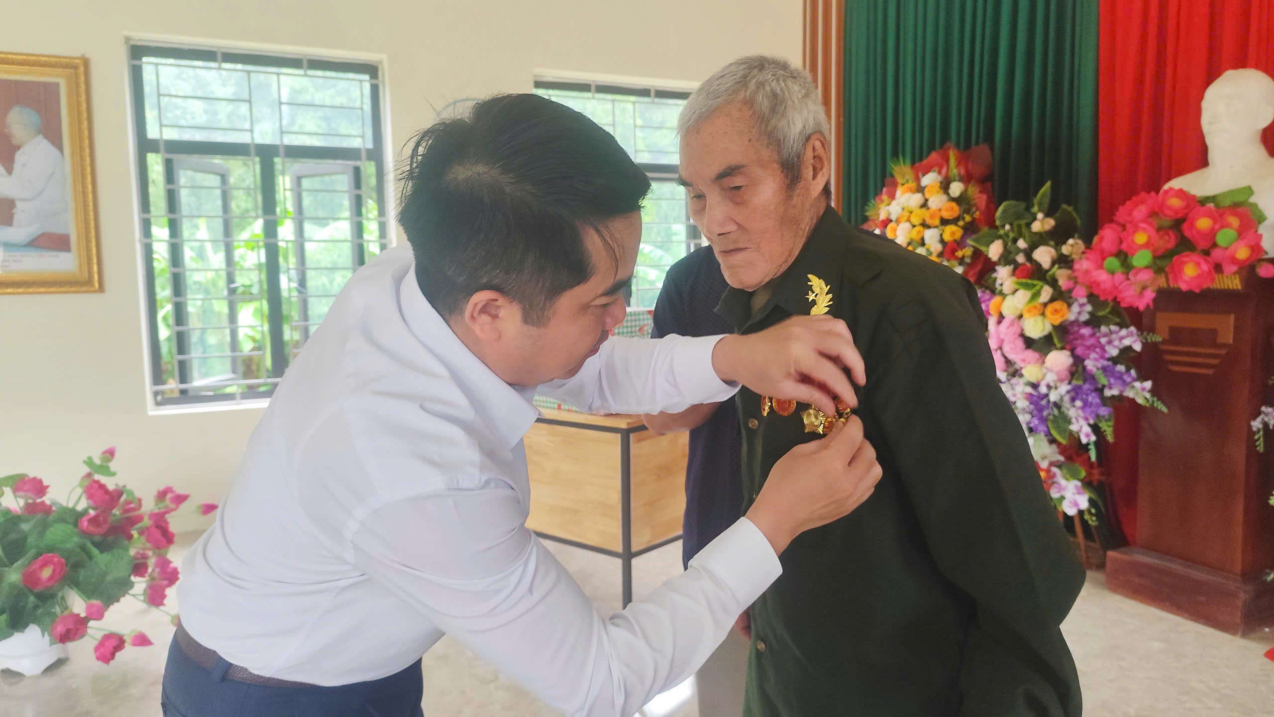 Anh-tin-bai