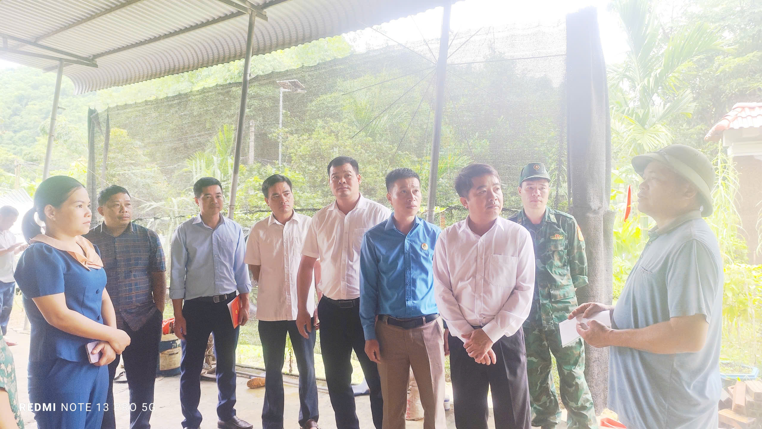 ĐOÀN CÔNG TÁC XÃ MƯỜNG MÌN THĂM HỎI, ĐỘNG VIÊN CÁC HỘ GIA ĐÌNH BỊ ẢNH HƯỞNG CỦA  BÃO SỐ 5 